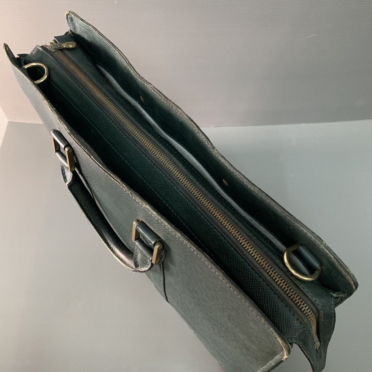 Louis Vuitton Louis Vuitton Taiga Green Briefcase Size ONE SIZE - 17 Thumbnail