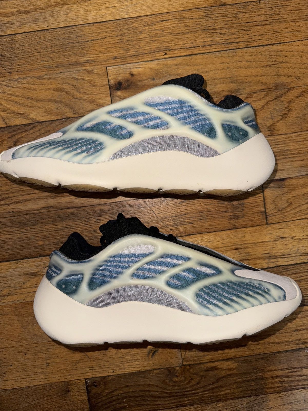 Adidas Adidas YEEZY 700 v3 Size US 9.5 / EU 42-43 - 8 Thumbnail