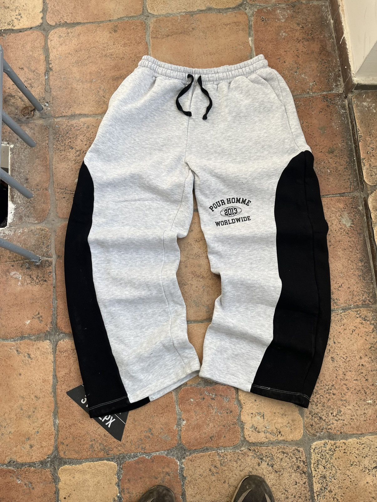 Japanese Brand 🇯🇵 Product Description: Gray-Lid Split-Panel Sweatpants Size US 35 - 3 Thumbnail