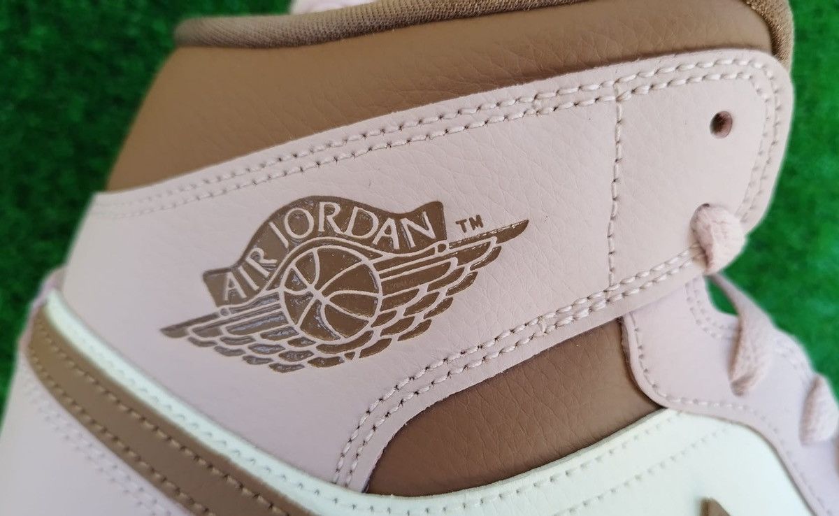 Jordan Brand Air Jordan 1 Mid Unisex . Size US 9 / EU 42 - 4 Thumbnail