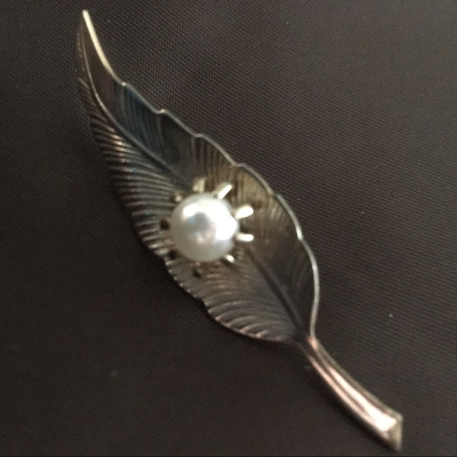 Vintage Vintage gold tone textured leaf pearl brooch pin Size ONE SIZE - 2 Thumbnail