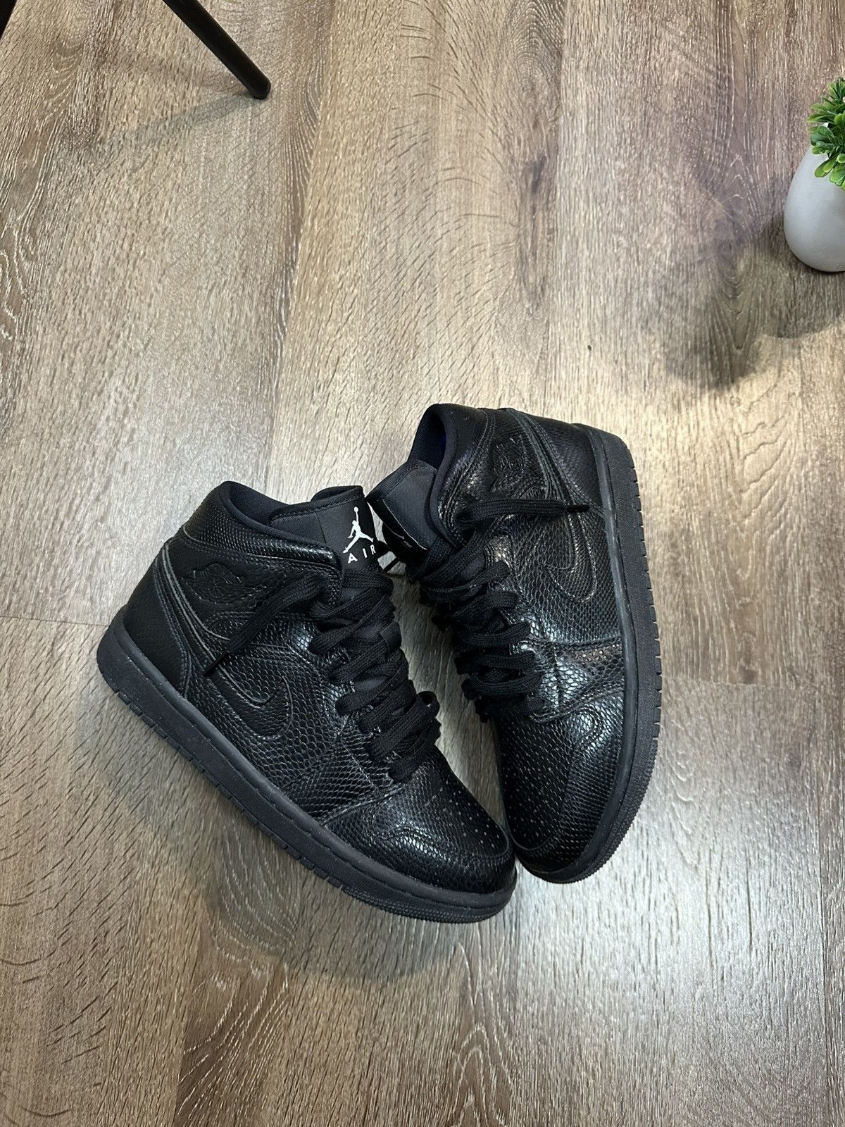 Nike Nike Air Jordan 1 Mid Black Snakeskin Size US 8.5 / IT 38.5 - 2 Thumbnail