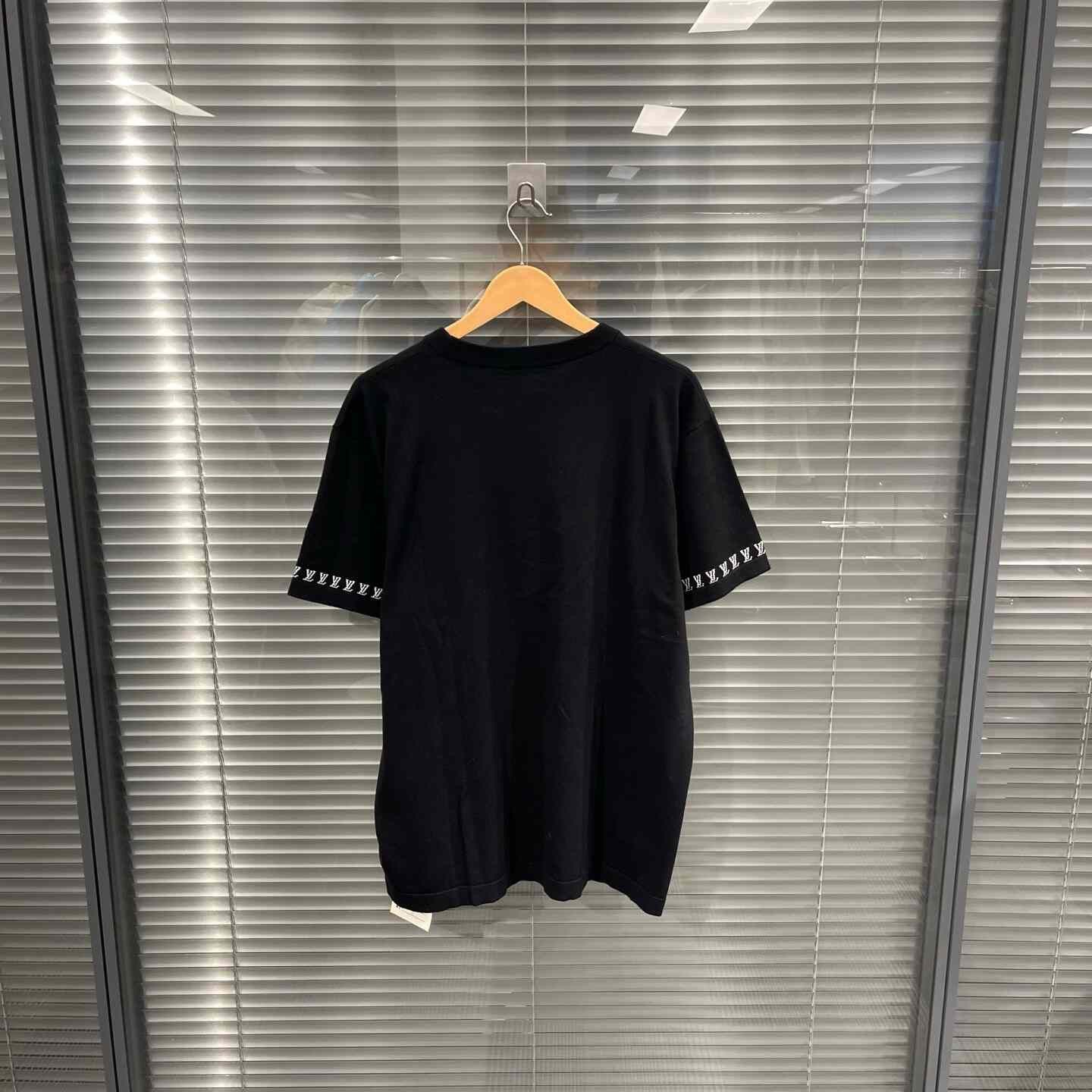 Louis Vuitton Louis Vuitton Pharrell Williams Monogram Trim Knit T-Shirt Size US M / EU 48-50 / 2 - 2 Thumbnail