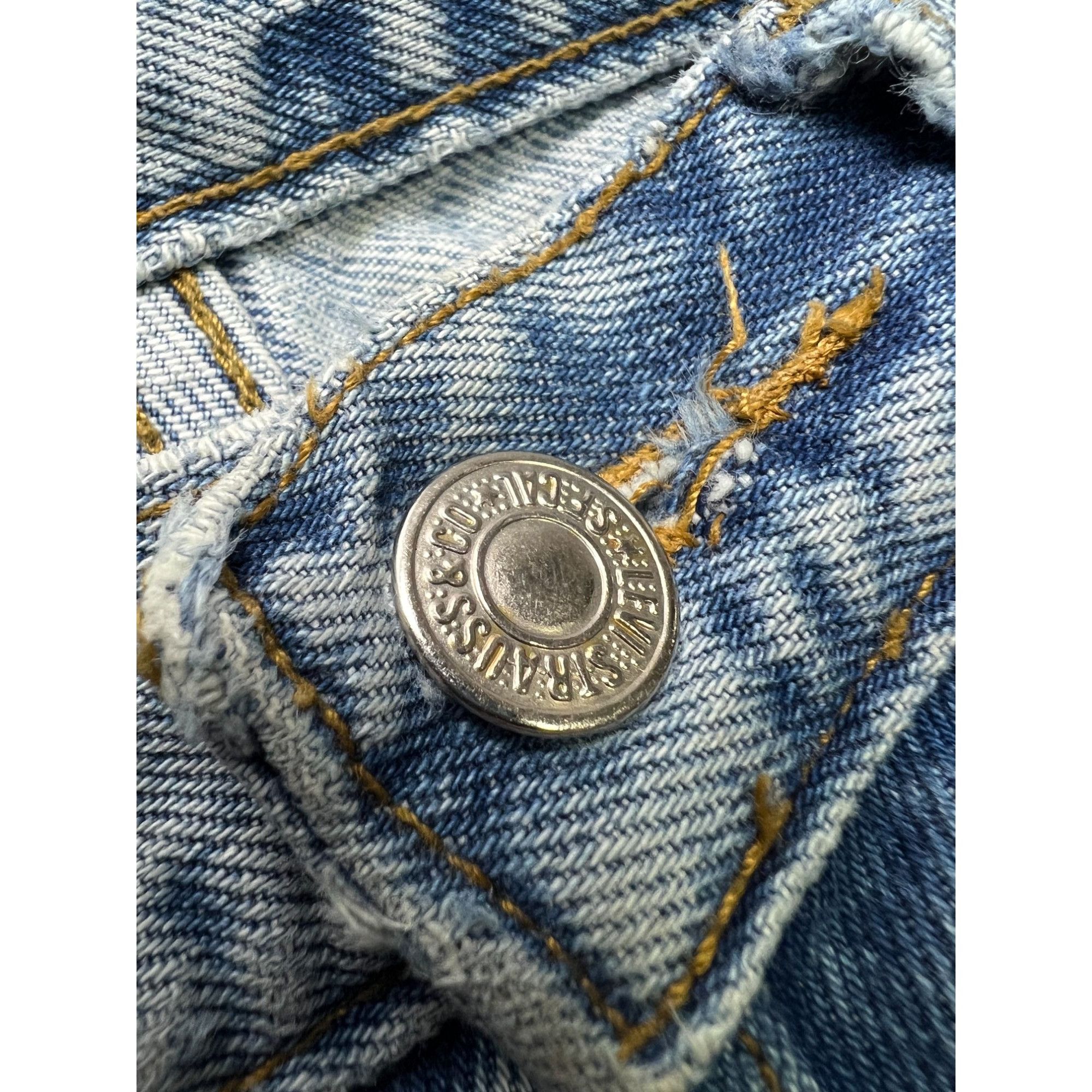 Levi's Vintage Clothing Levi’s Made in USA Vintage Light Wash Denim Jeans (Y1053) Size US 32 / EU 48 - 6 Thumbnail
