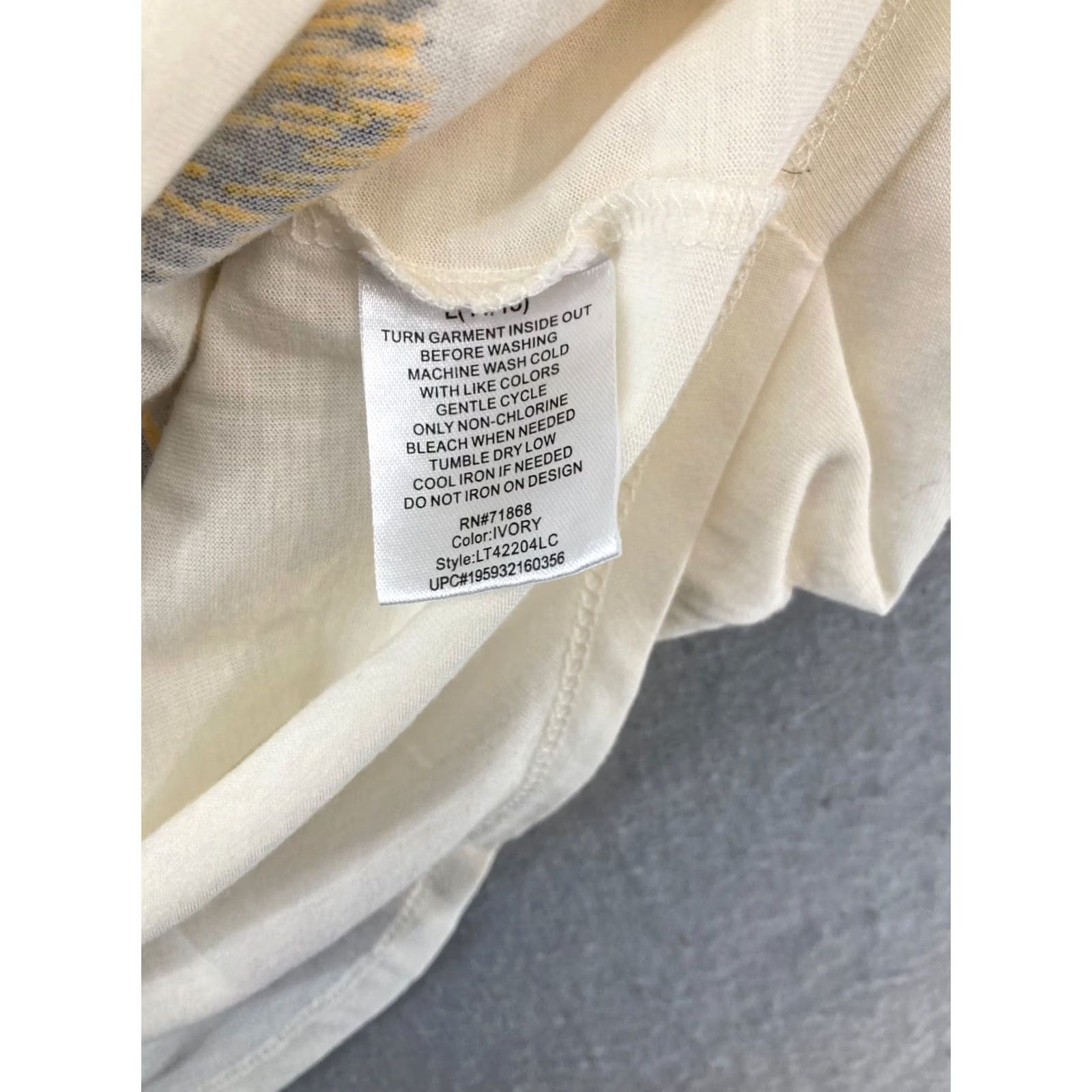 Vintage Hocus Pocus T-Shirt Womens L Beige Halloween Graphic Print Crew Neck Short Sleeve Cap Sleeve Jersey Polyester Blend Vintage: No Size L / US 10 / IT 46 - 6 Thumbnail