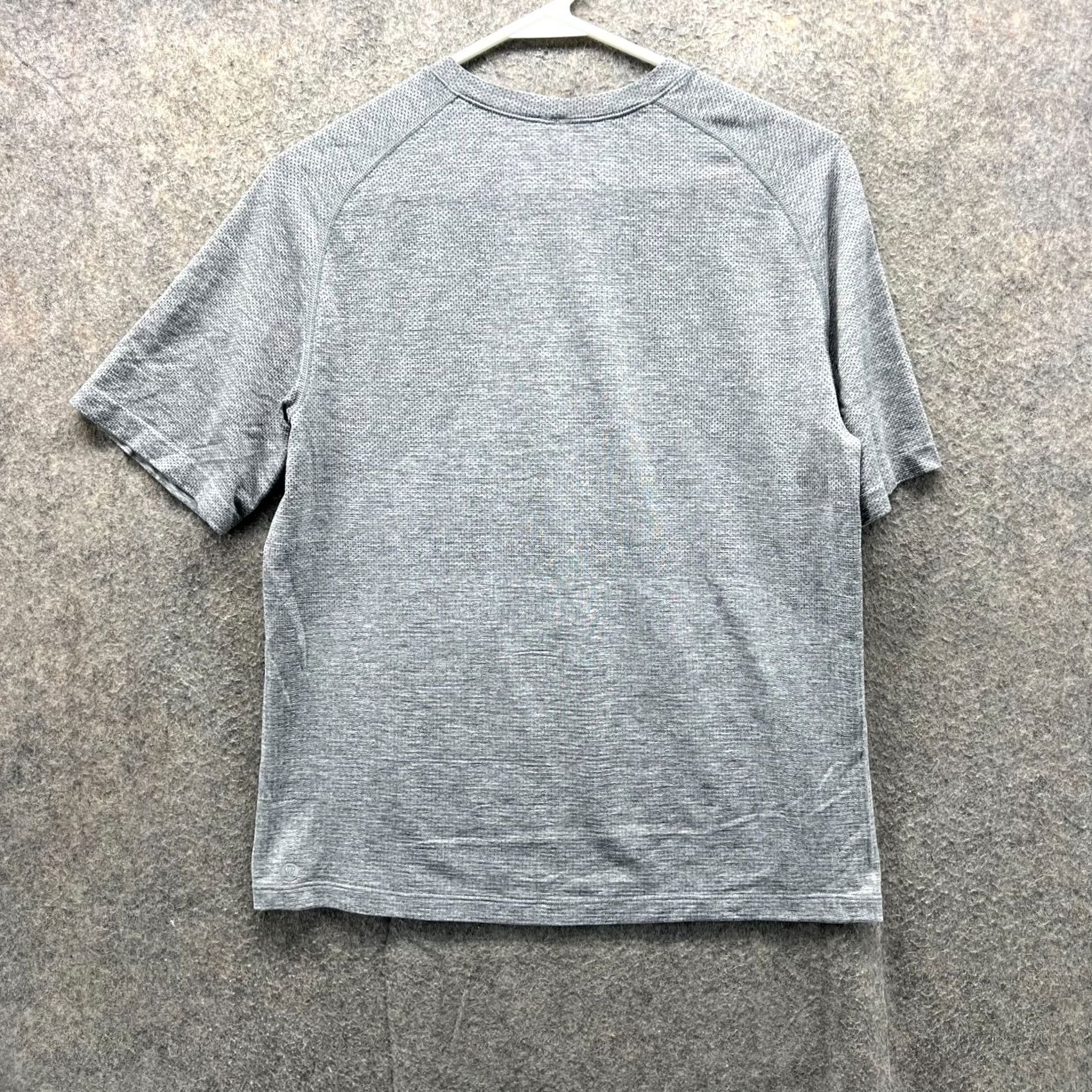 Lululemon Lululemon Shirt Womens 8 Gray Crewneck Swiftly Tech Athletic Training Tee Shirt Women 8 Gray Crew Neck Short Sleeve Nike? Size M / US 6-8 / IT 42-44 - 2 Thumbnail