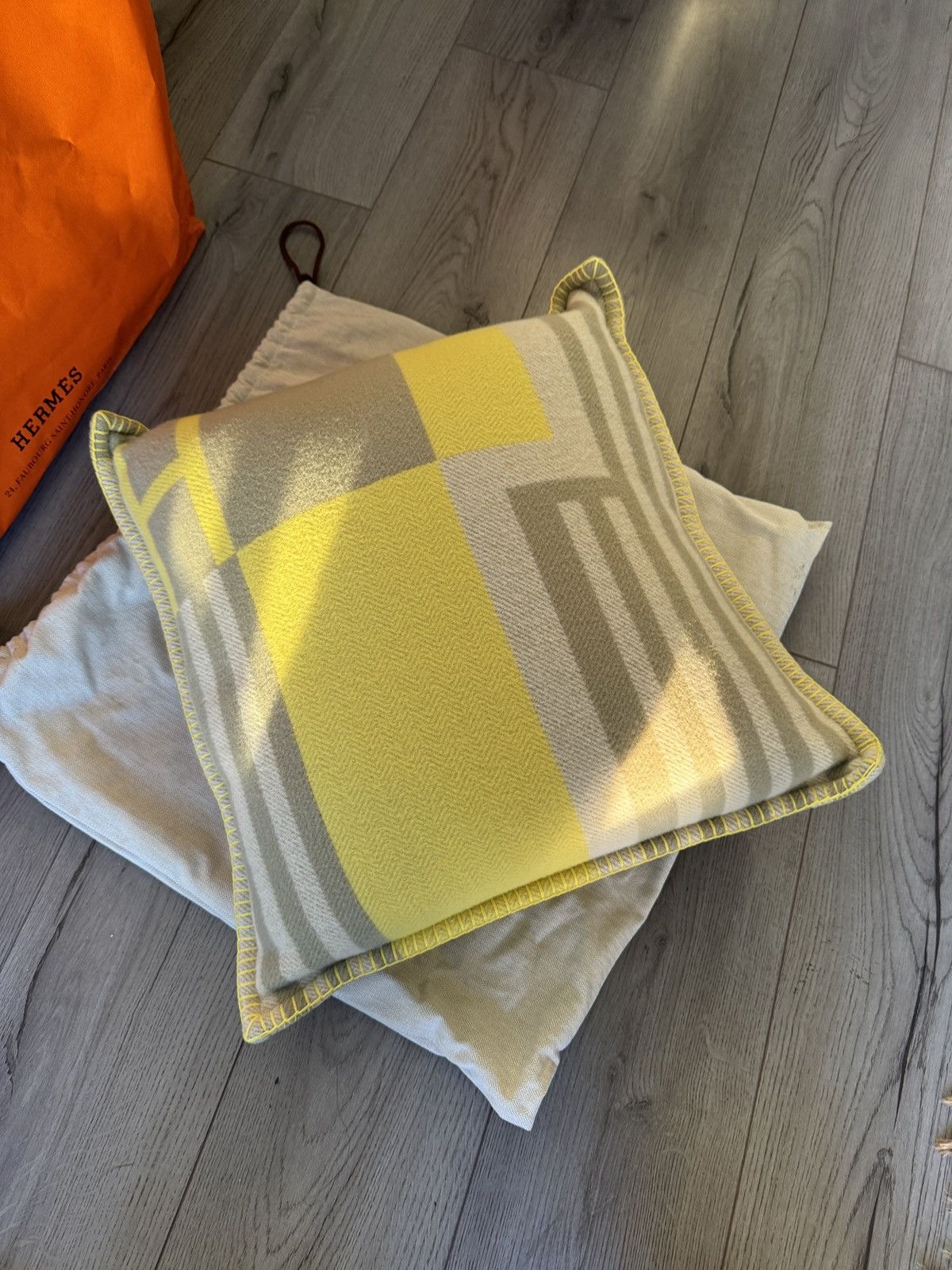 Hermes Brand new Hermes Avalon Pillow in Yellow Size ONE SIZE - 3 Thumbnail