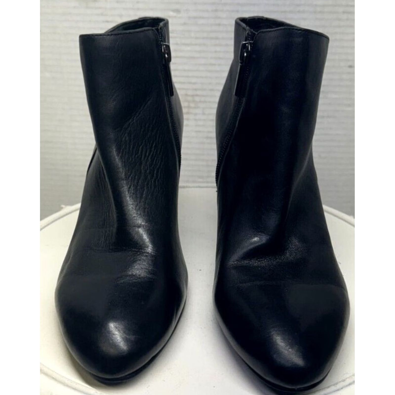 Vintage Bandolino Wincer Womens 7M 38 black leather ankle boots Booties Zip Sides heels Size US 7 / IT 37 - 2 Thumbnail