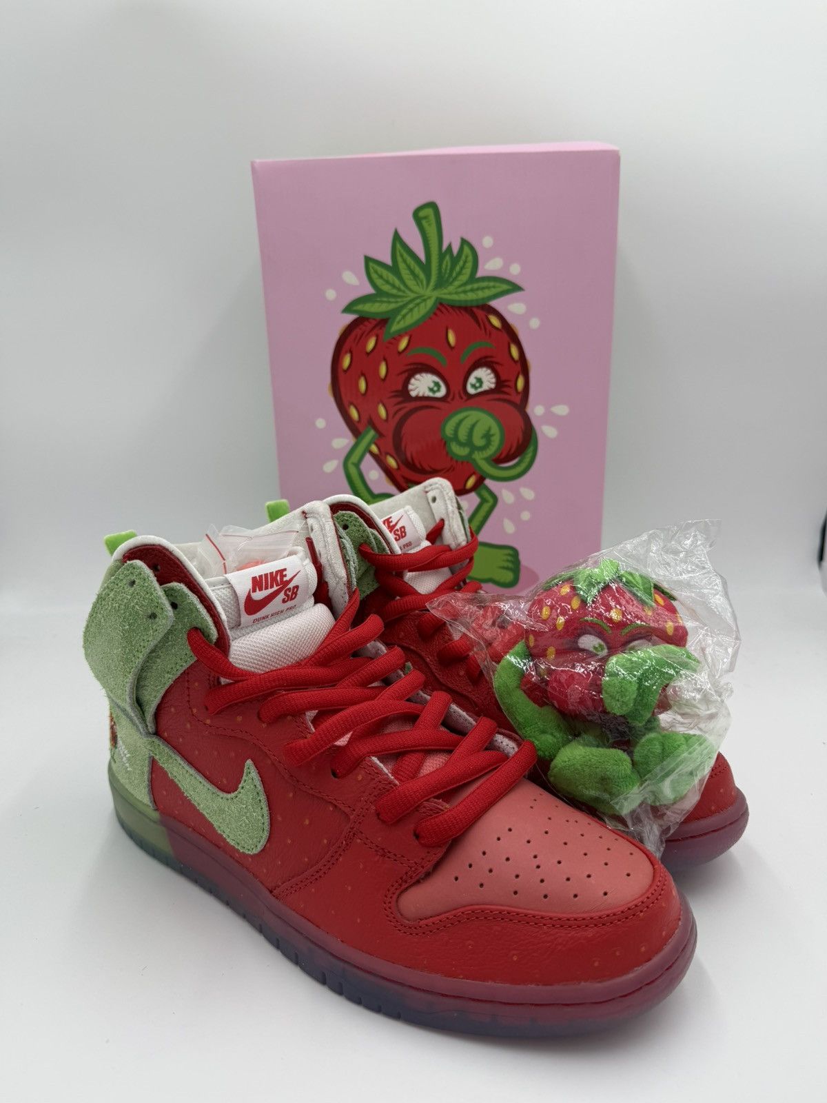Nike SB Dunk High Strawberry Cough (Special Box) Size US 9.5 / EU 42-43 - 1 Thumbnail