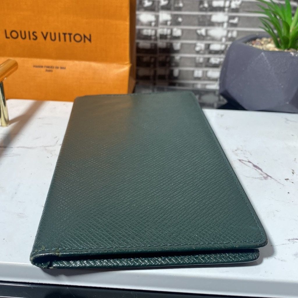 Louis Vuitton Authentic Louis Vuitton Taiga checkbook holder Size ONE SIZE - 10 Thumbnail
