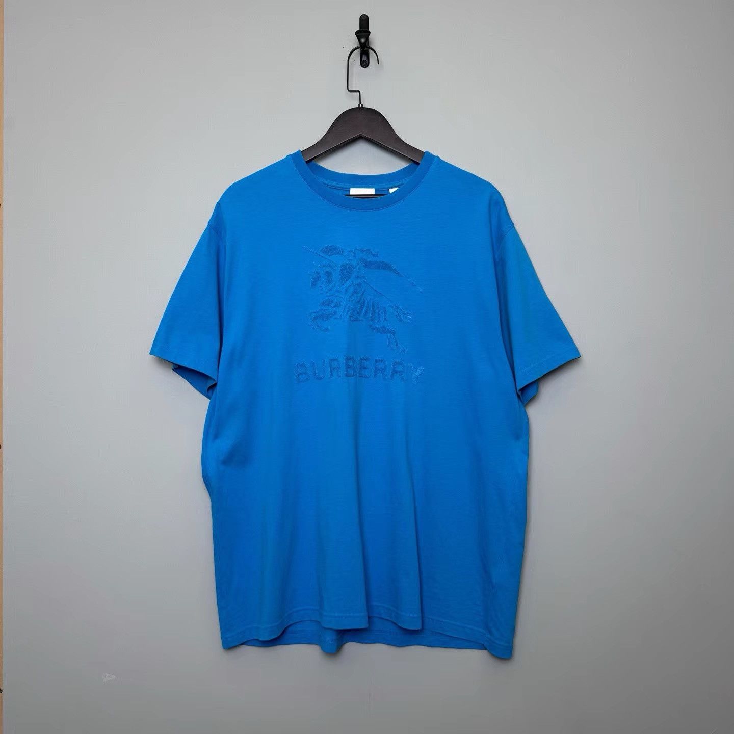 Burberry Burberry Blue Flocked Knight Logo Short Sleeve K36 Size US M / EU 48-50 / 2 - 1 Thumbnail