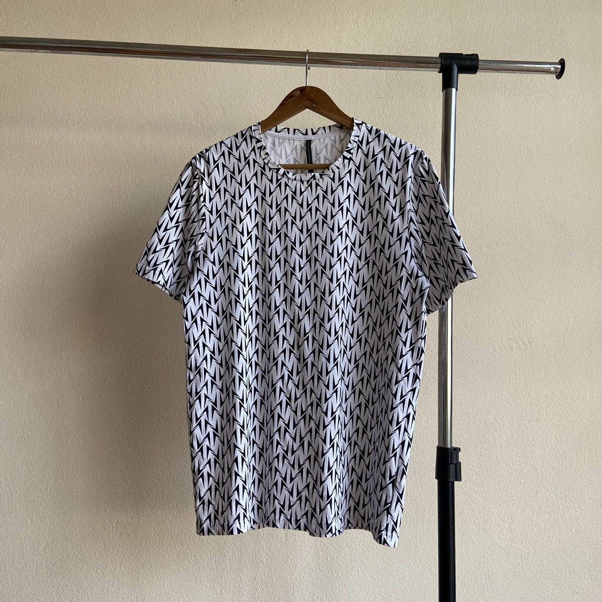 Neil Barrett White Black Lightning Bold Printed Cotton T Shirt Size US L / EU 52-54 / 3 - 1 Thumbnail