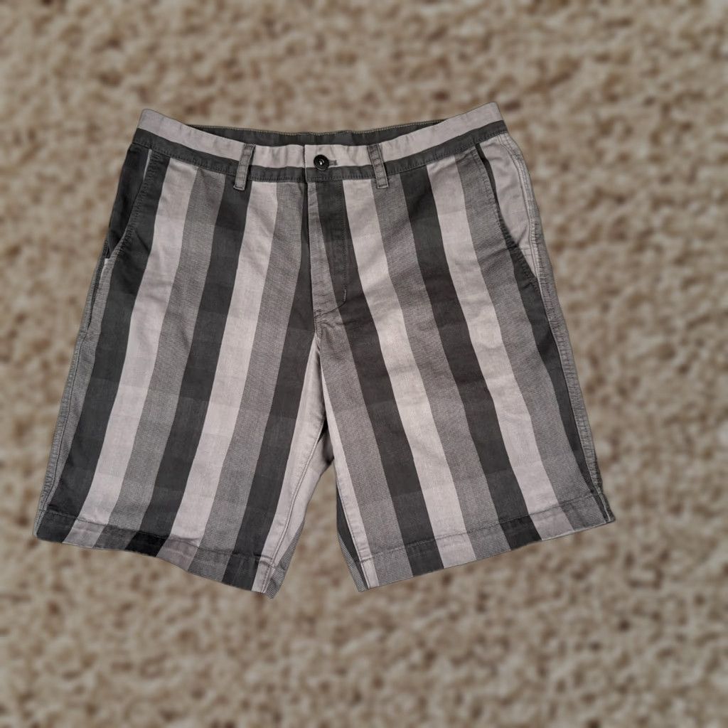 The North Face The North Face Shorts Mens 34 Gray Black Stripe Chino Cotton Blend Plaid 34x10 Casual Regular Mens Size US 34 / EU 50 - 1 Thumbnail