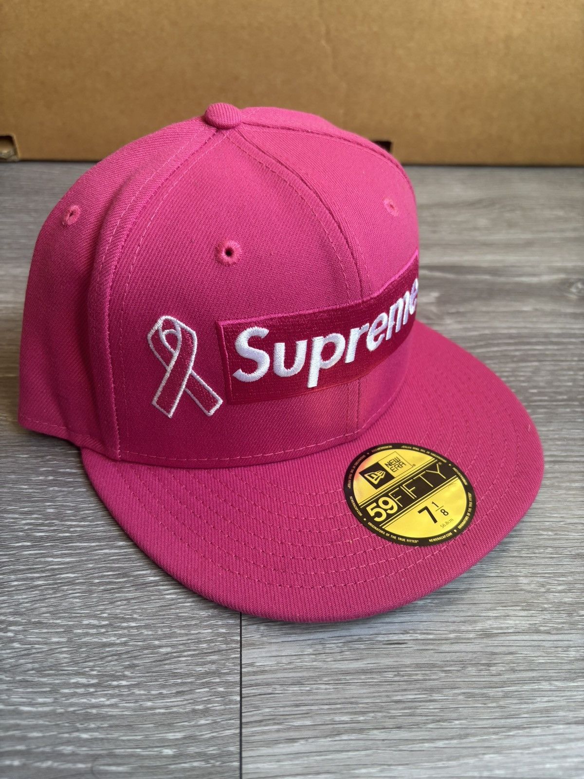 New Era × Supreme Supreme Pink Breast Cancer Box Logo New Era Fitted Size ONE SIZE - 1 Thumbnail