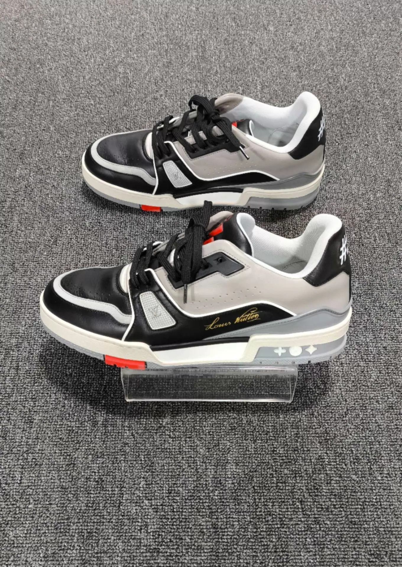 Louis Vuitton LV trainer worn once near new US 40 Size US 7 / EU 40 - 4 Thumbnail