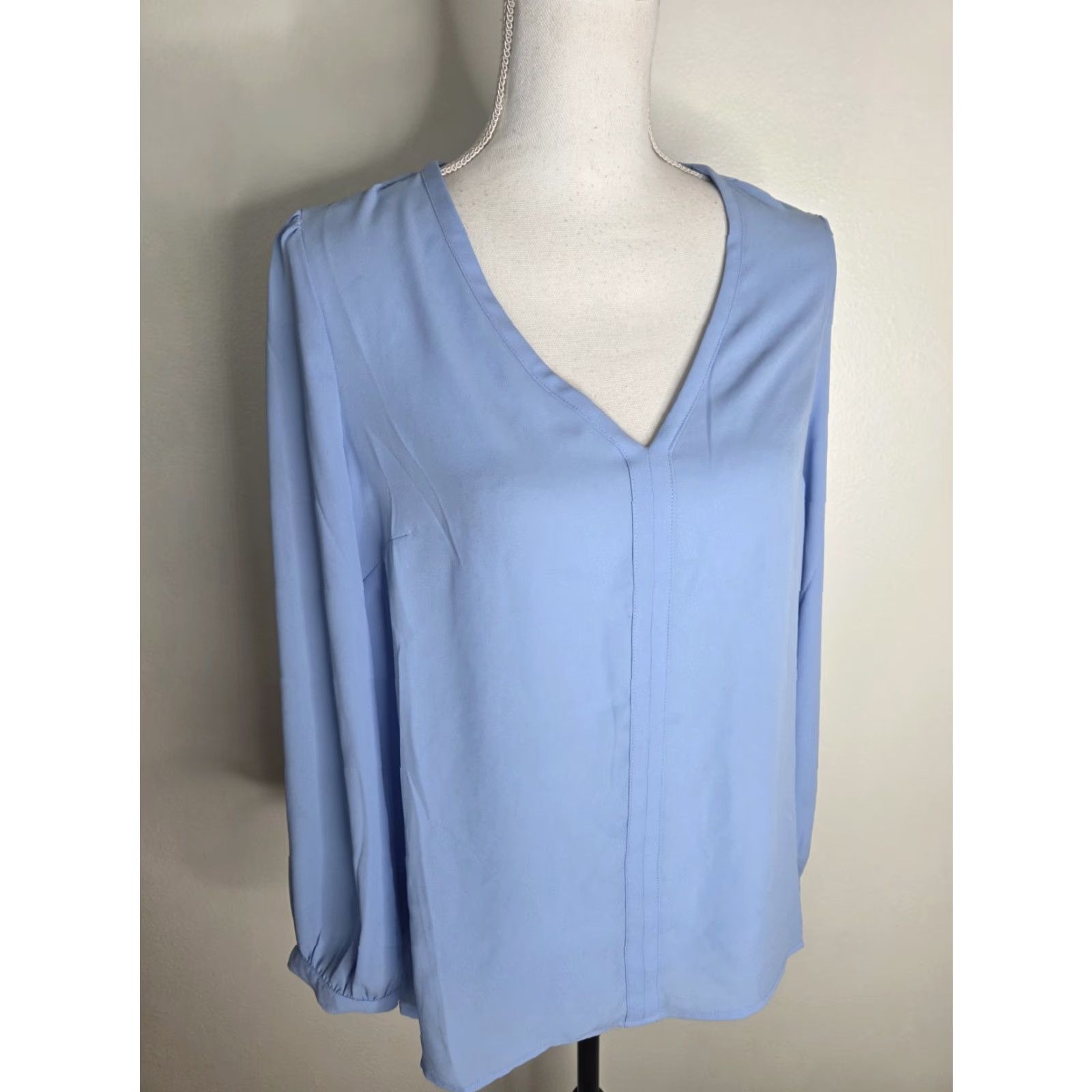 J.Crew J.CREW Blouse Women's V-Neck Blue Long Sleeve Size S Career Shoulder 16 Sleeves 22 Bust 40 Waist 38 Length 26 Pleated Solid Regular Vintage: No Size S / US 4 / IT 40 - 2 Thumbnail