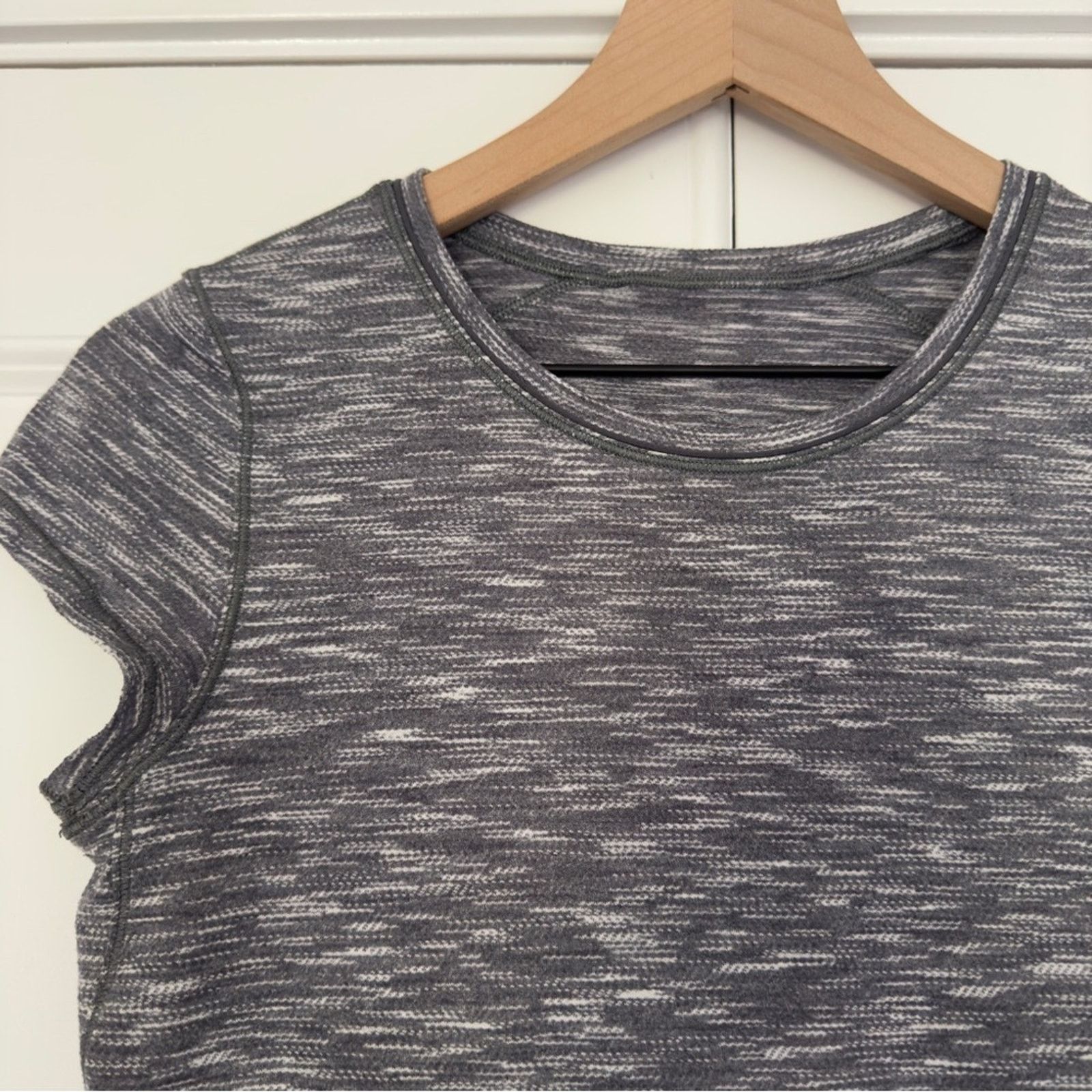 Lululemon Lululemon Another Mile Short Sleeve gray white training crew Size S / US 4 / IT 40 - 4 Thumbnail