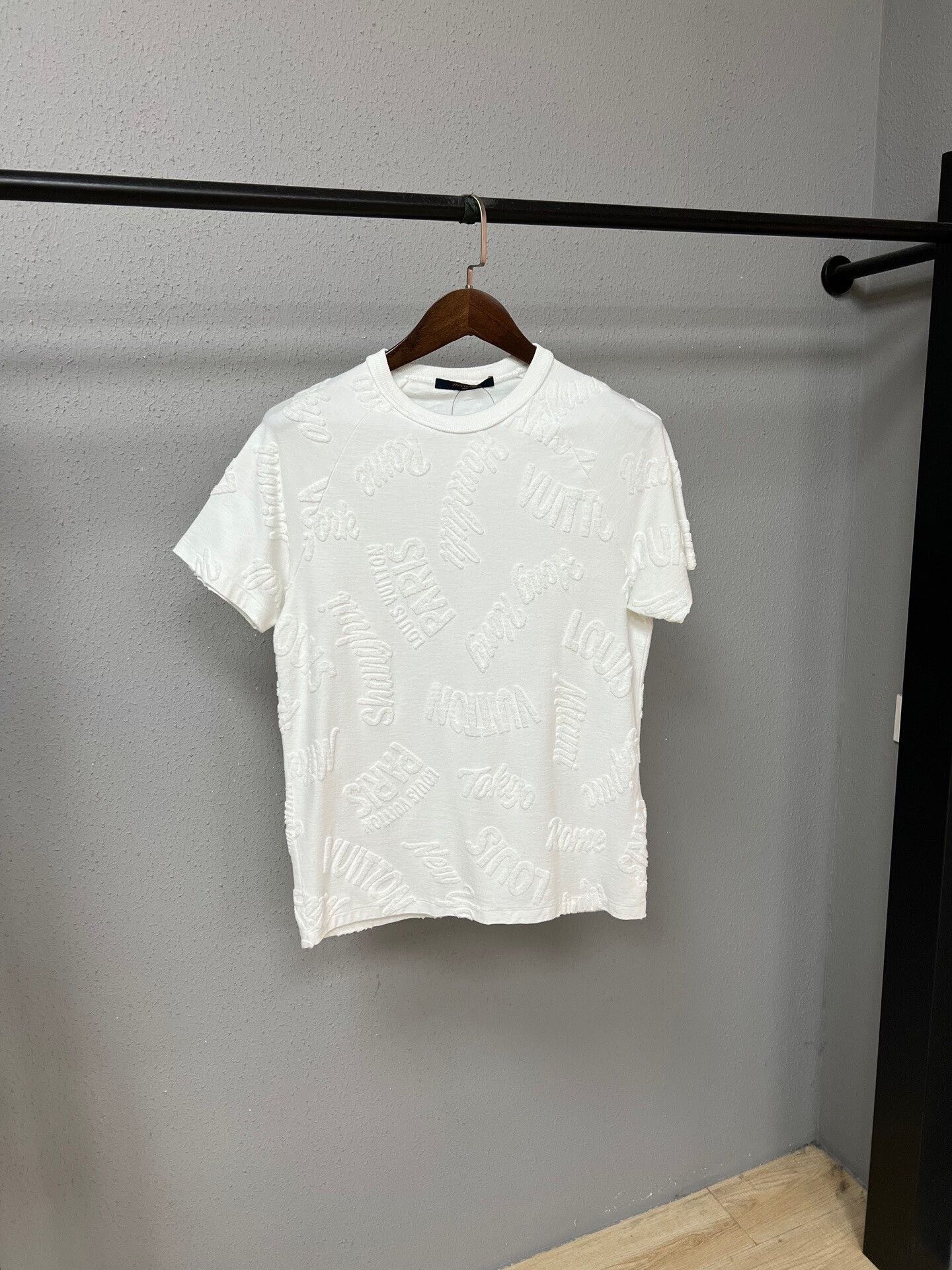 Louis Vuitton Louis Vuitton White Short Sleeve Logo Tee Size S / US 4 / IT 40 - 1 Thumbnail