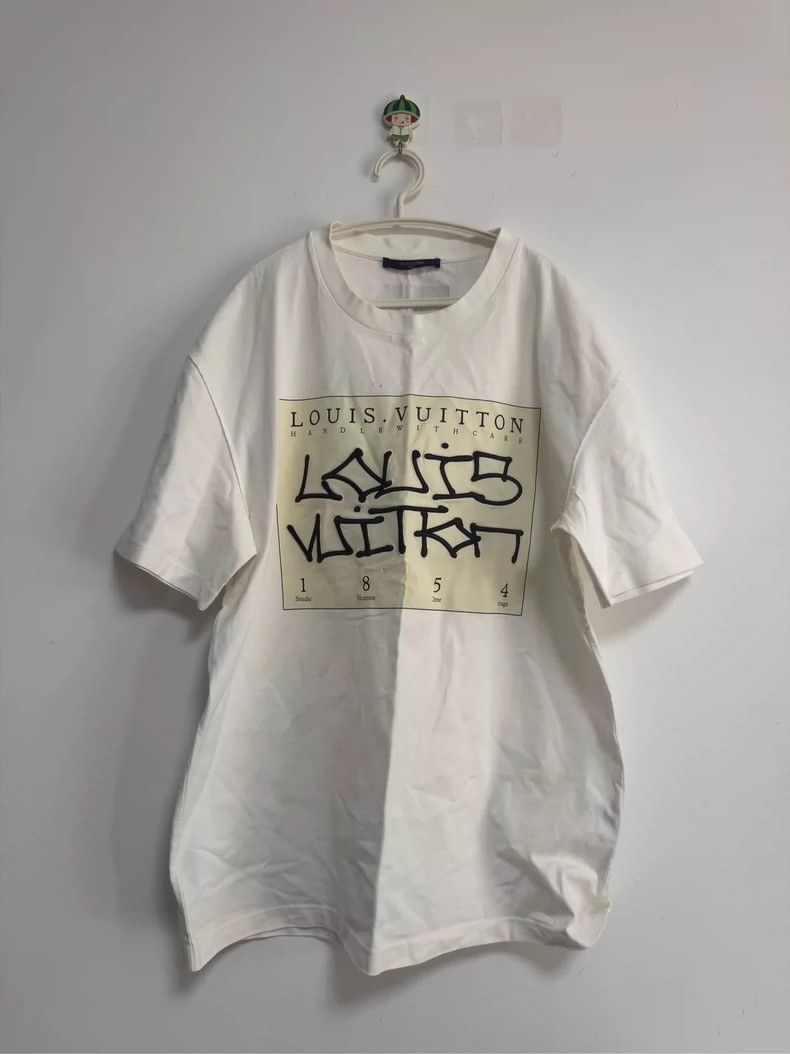 Louis Vuitton Louis Vuitton size 4l Large graffiti-inspired monogram prin Size US M / EU 48-50 / 2 - 1 Thumbnail