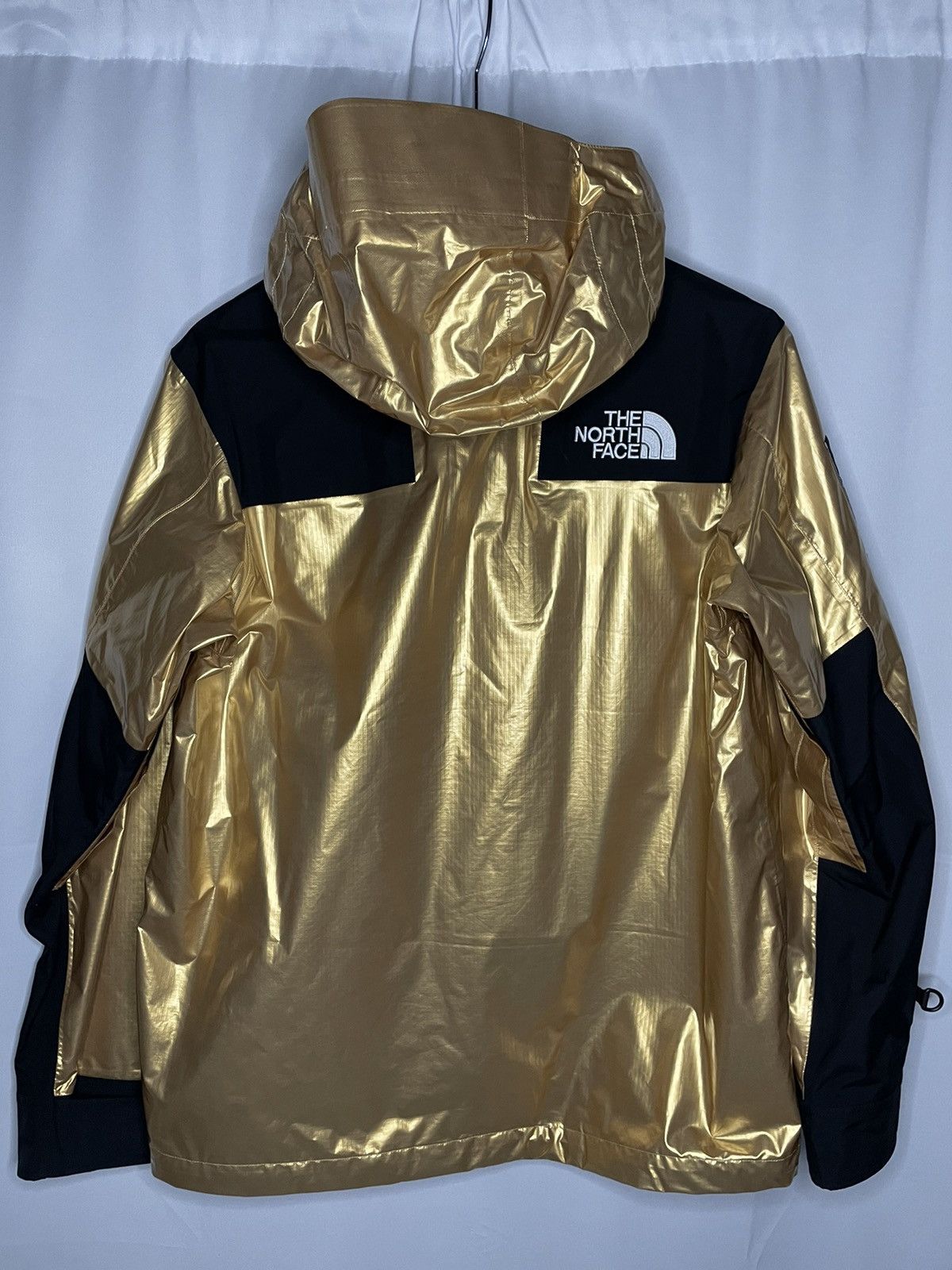 Supreme × The North Face Supreme x TNF Metallic Gold Mountain Parka Size US M / EU 48-50 / 2 - 7 Thumbnail