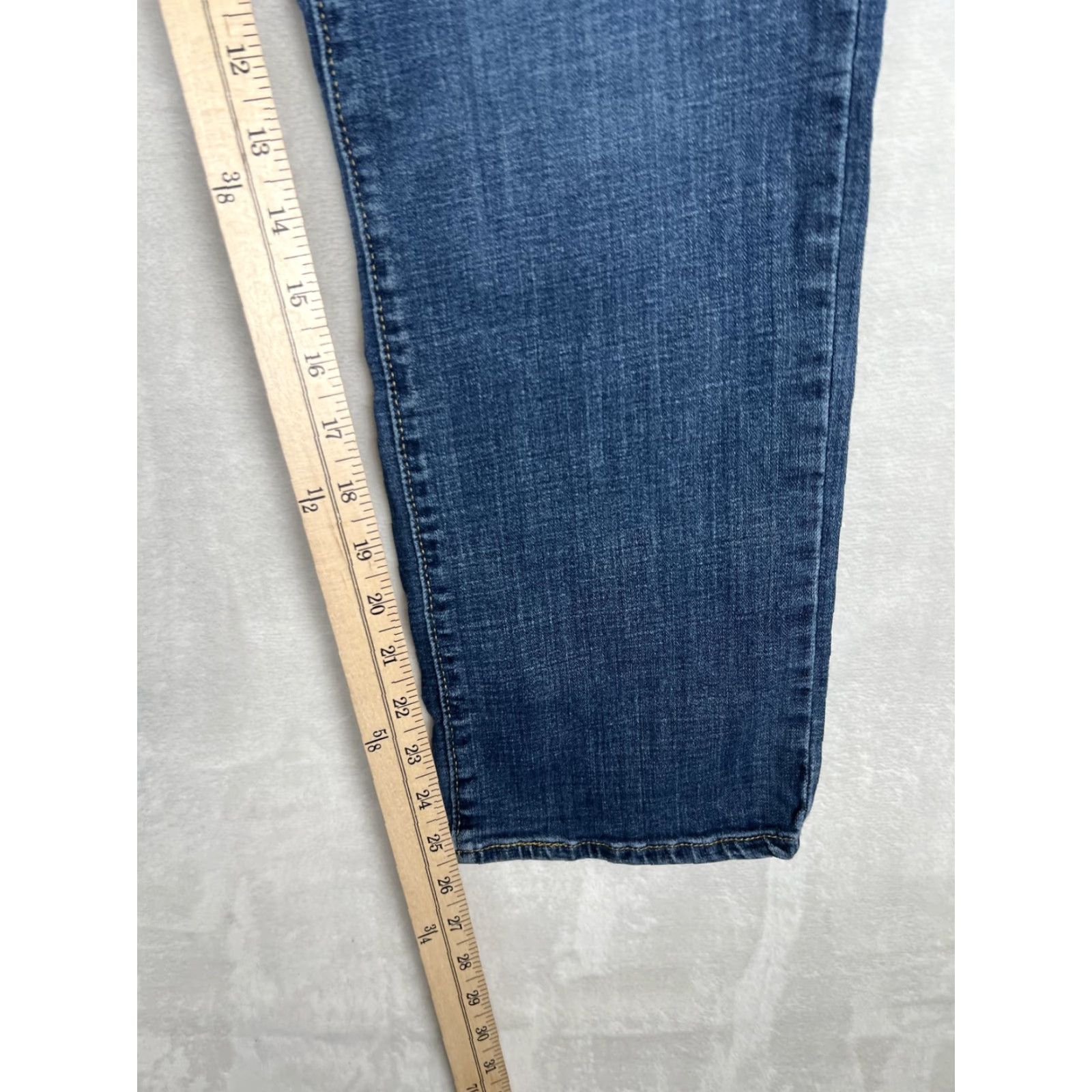 Levi's Levi's Jeans Women's 14 32x28 Blue Classic Straight Medium Wash Denim Pants Pocket zI pocks Size 36" / US 14 / IT 50 - 3 Thumbnail