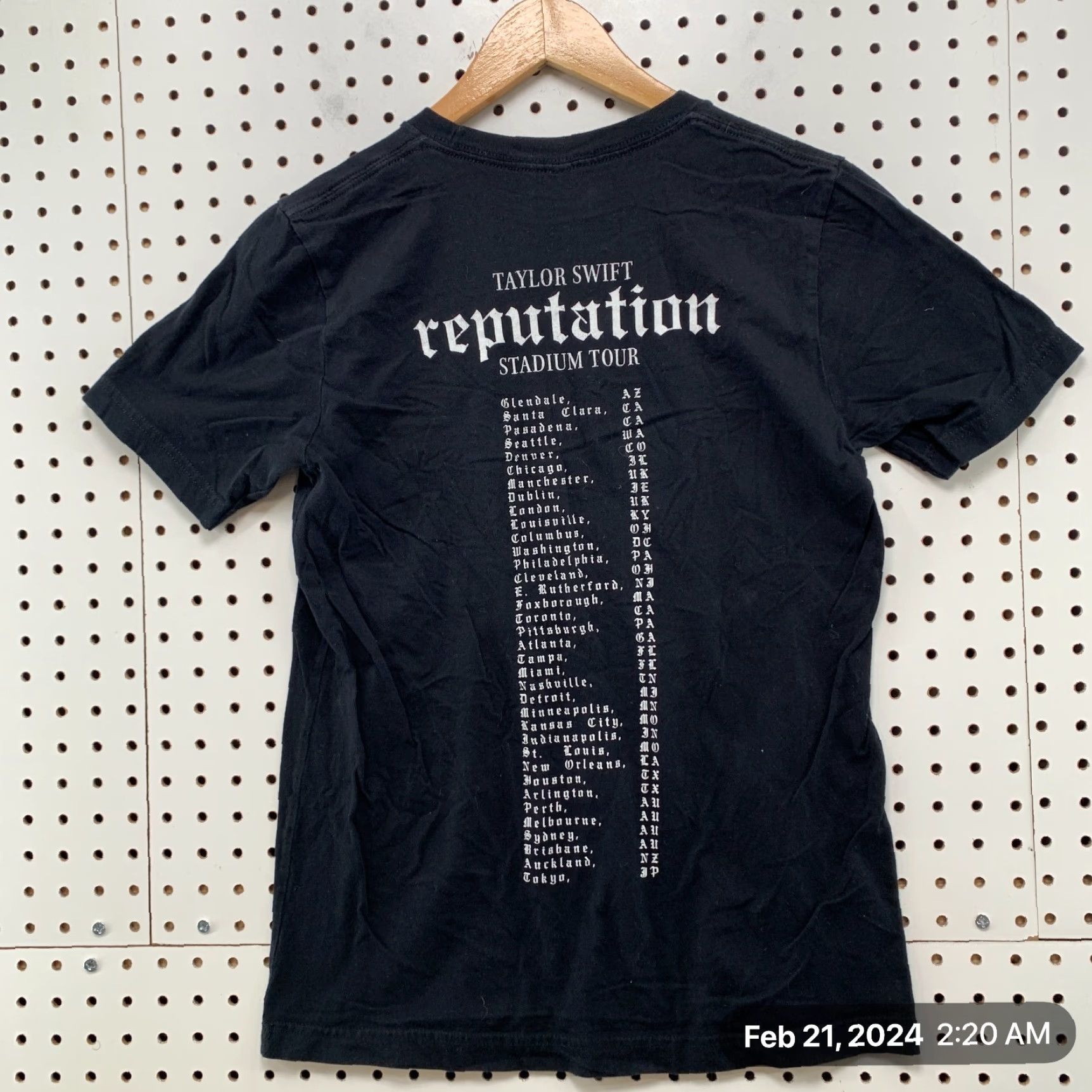 VINTAGE Taylor Swift Reputation Shirt Womens Small Music Pop Tour Concert 17x24.5