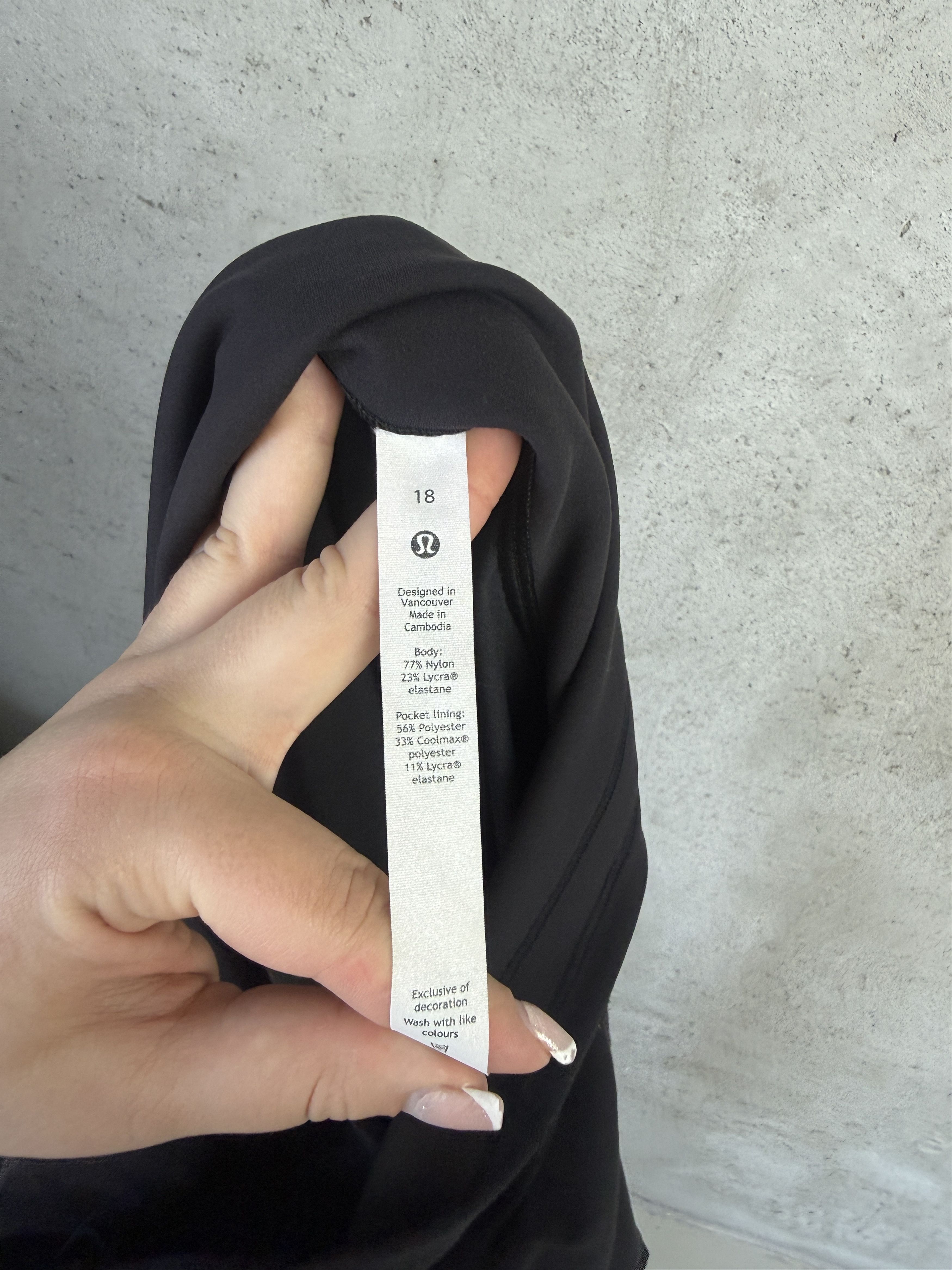 Lululemon Lululemon black capri leggings short yoga gym pilates Size 40" / US 18 - 4 Thumbnail