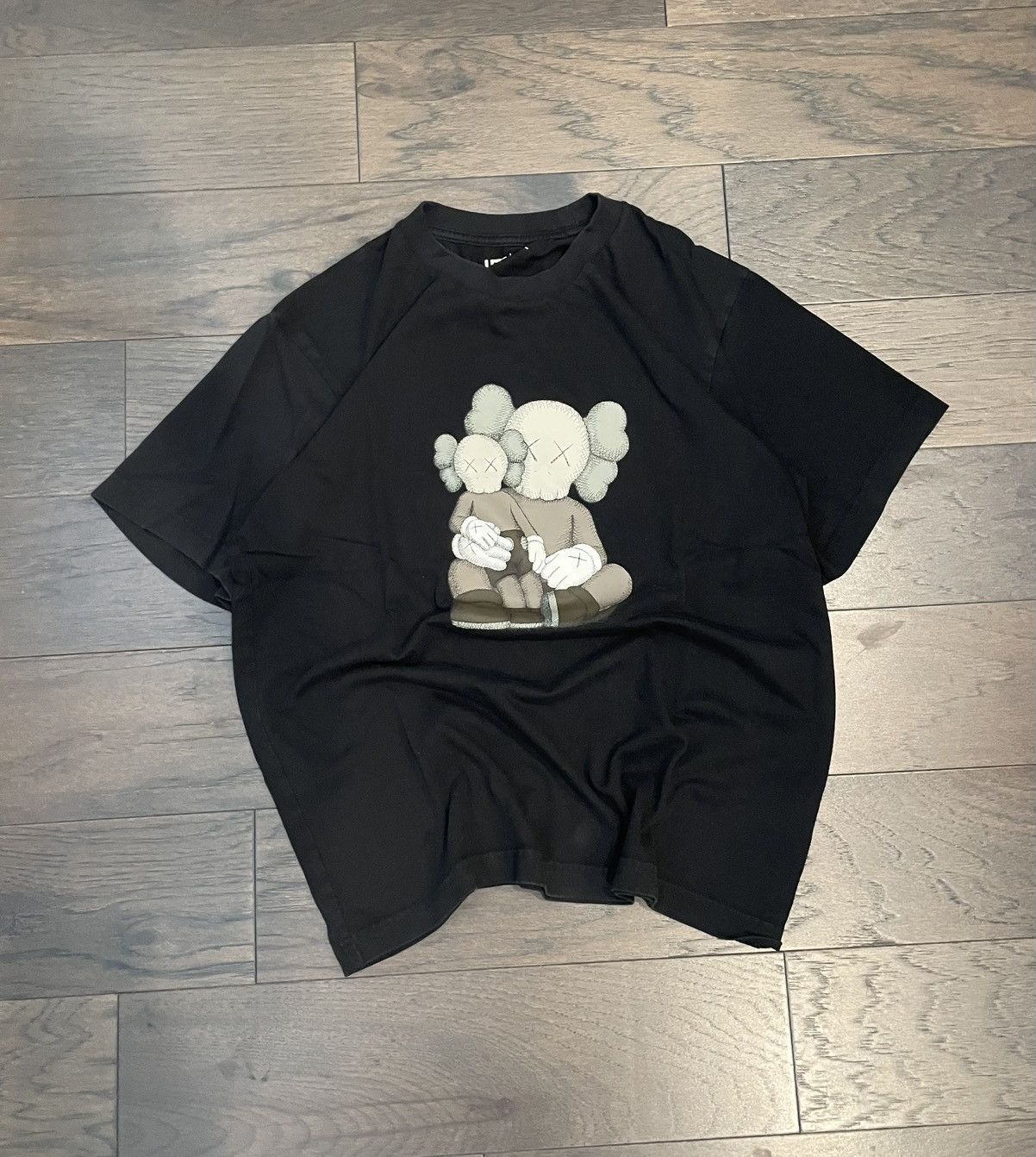 Kaws × Uniqlo Uniqlo Kaws Black Tee Size US S / EU 44-46 / 1 - 1 Thumbnail
