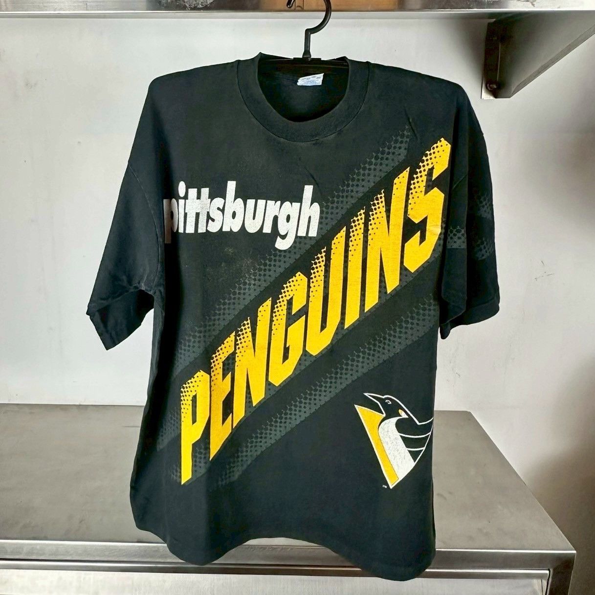 Vintage Vintage 90s Pittsburgh Penguins AOP NHL T-shirt Size US XL / EU 56 / 4 - 1 Thumbnail