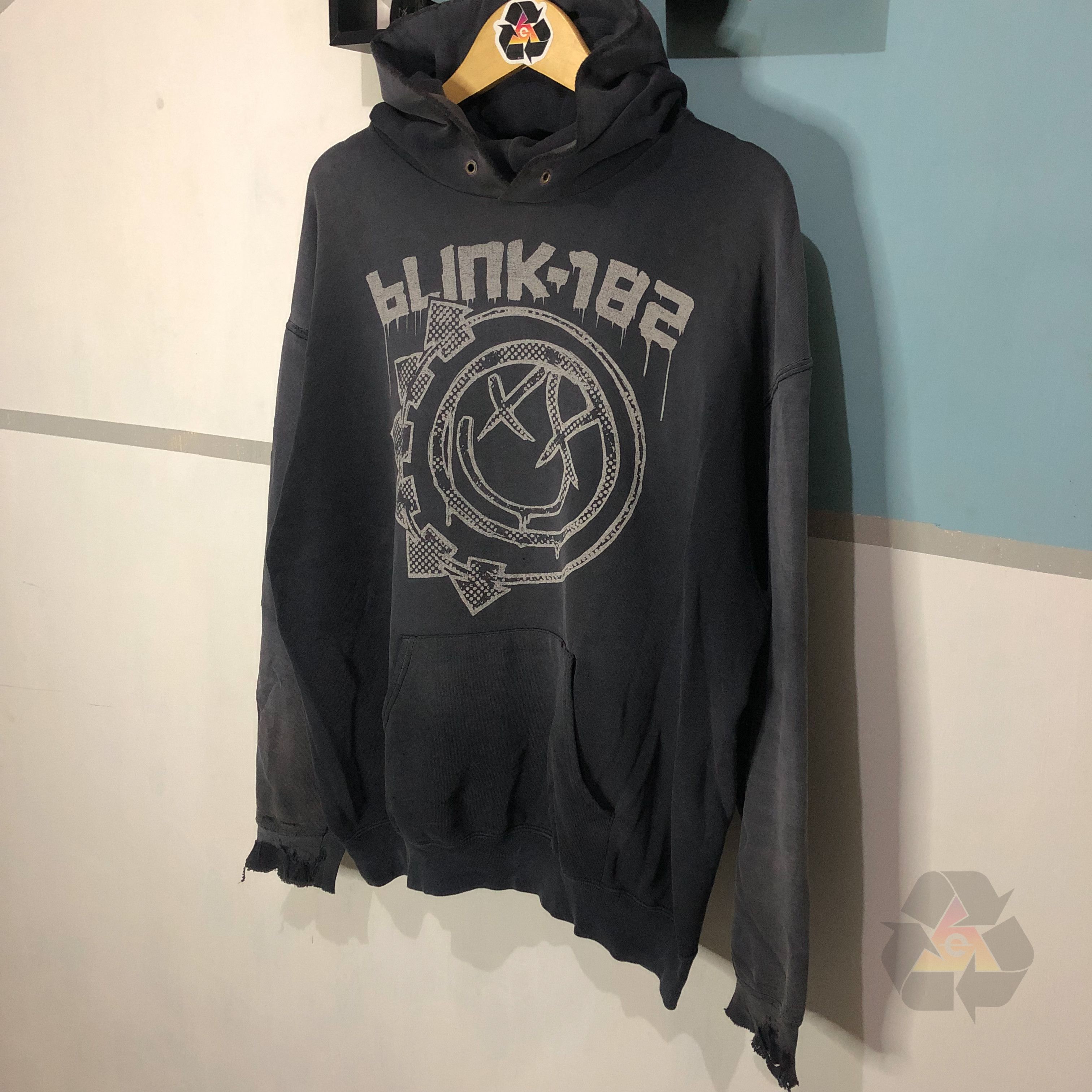 Band Tees Vintage THRASHED BLINK 182 Big Logo Hoodie Size US L / EU 52-54 / 3 - 3 Thumbnail