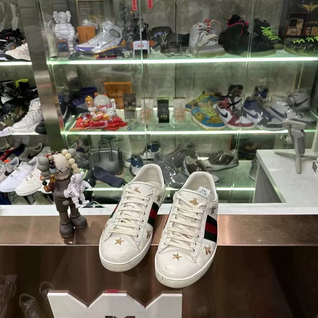 Gucci Gucci Embroidered White Lowtop Sneakers 9 Men Size US 9 / EU 42 - 1 Thumbnail
