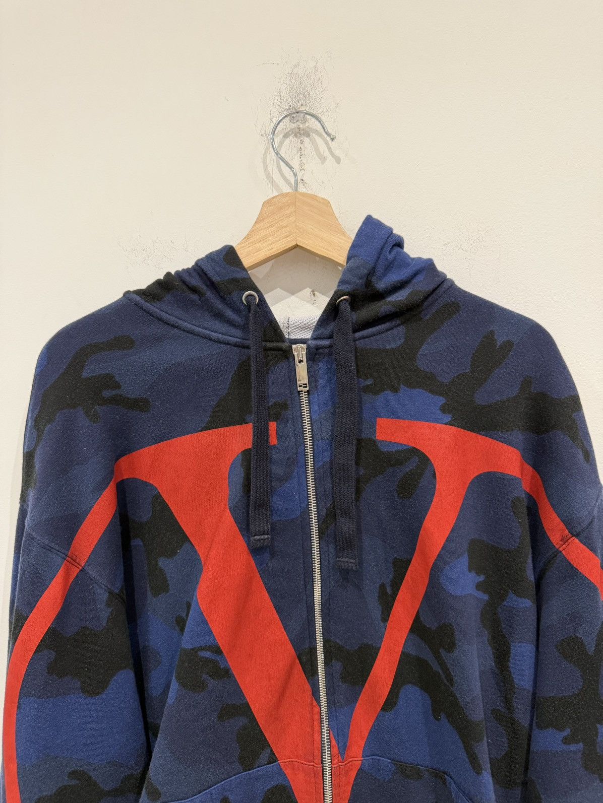Valentino Valentino Camo V Logo Print Hoodie Navy Size: M Size US M / EU 48-50 / 2 - 2 Thumbnail