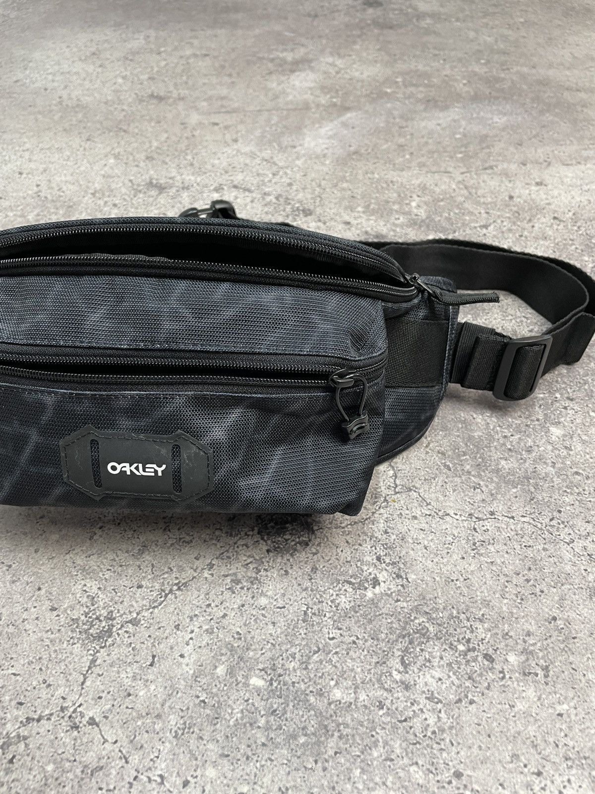 Vintage Vintage Oakley Y2K Sling Bag Messenger Bag Size ONE SIZE - 3 Thumbnail