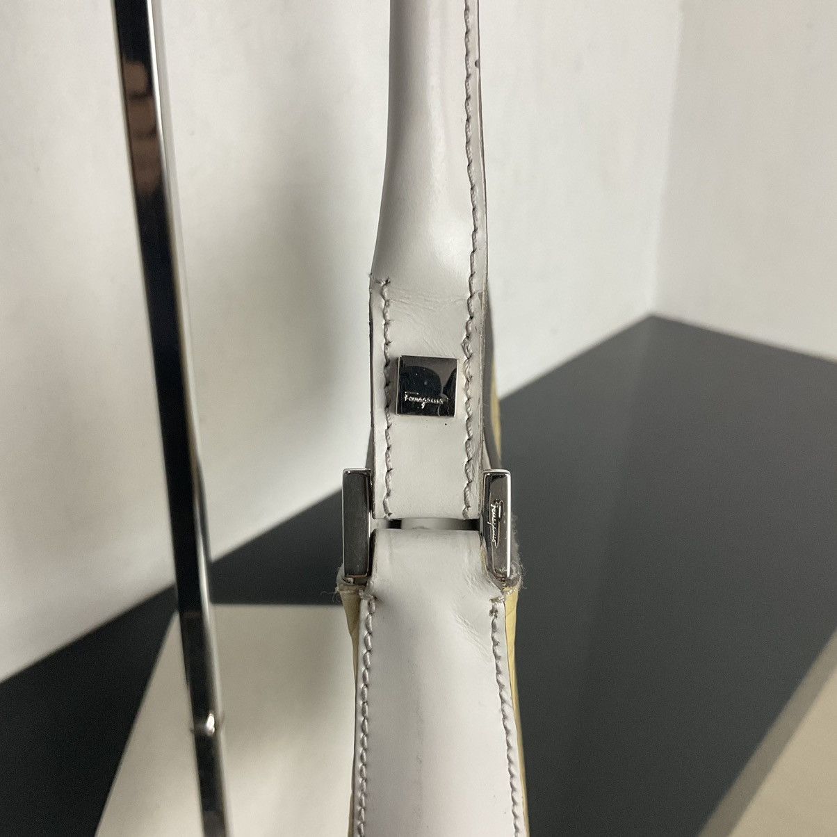 Salvatore Ferragamo Salvatore Ferragamo White Gancini Leather Shoulder Bag Size ONE SIZE - 5 Thumbnail