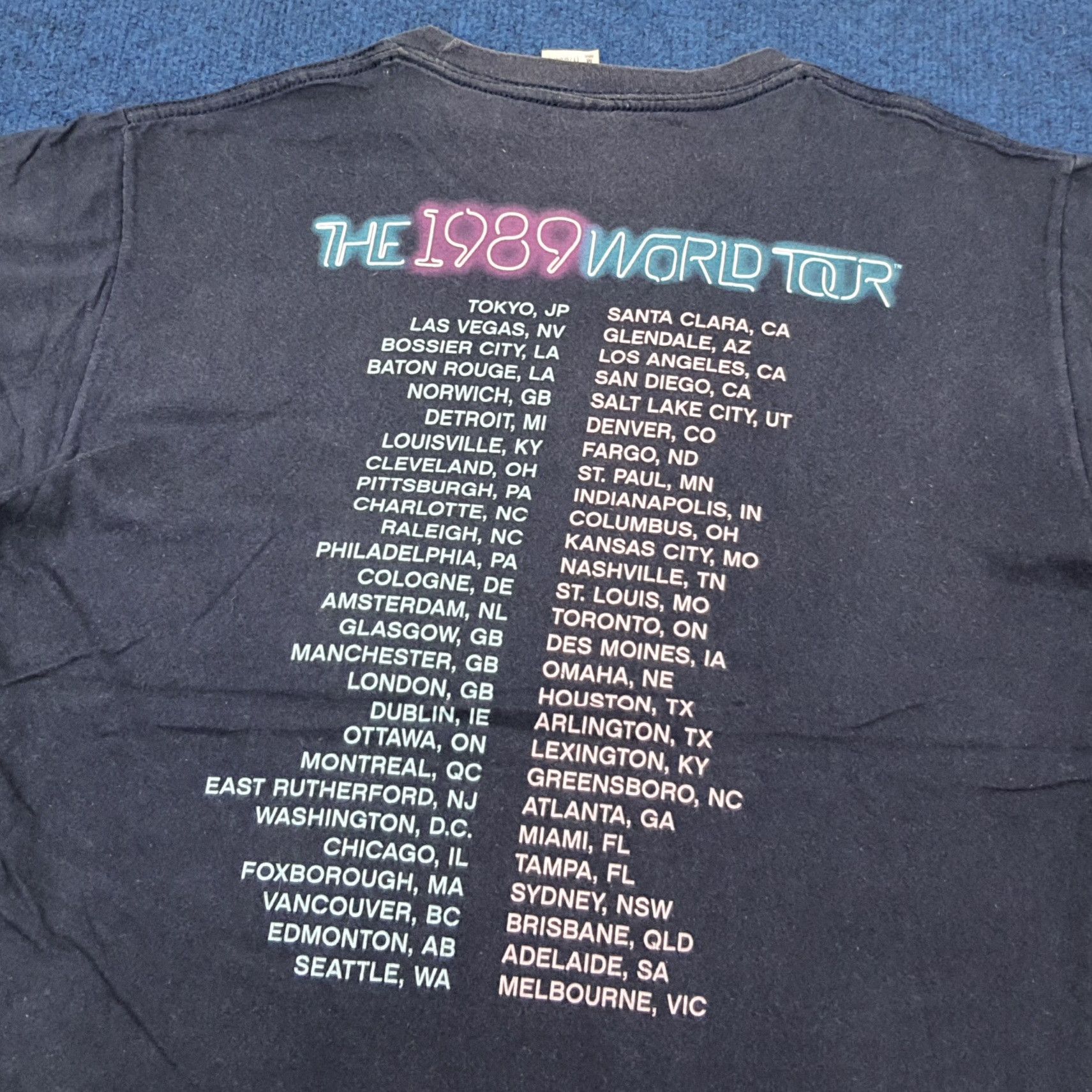 Band Tees Vintage Taylor Swift The 1989 World Tour Tshirt C223N66 Size US M / EU 48-50 / 2 - 4 Thumbnail