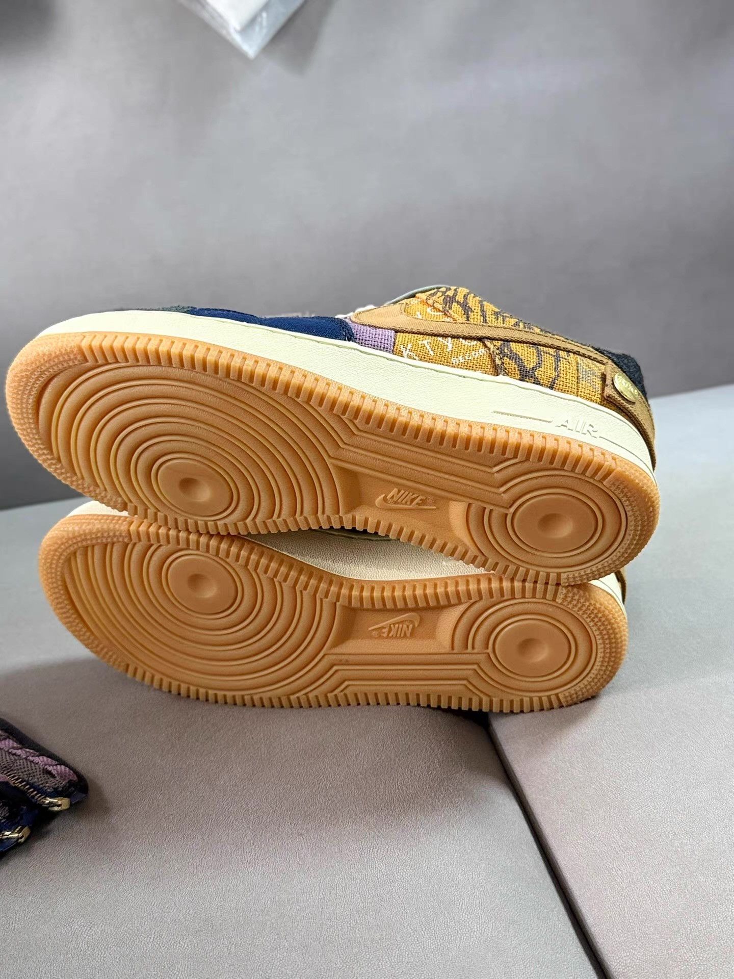 Nike Travis Scott x Nike Air Force 1 Low Cactus Jack Ｑ20 Size US 9 / EU 42 - 4 Thumbnail
