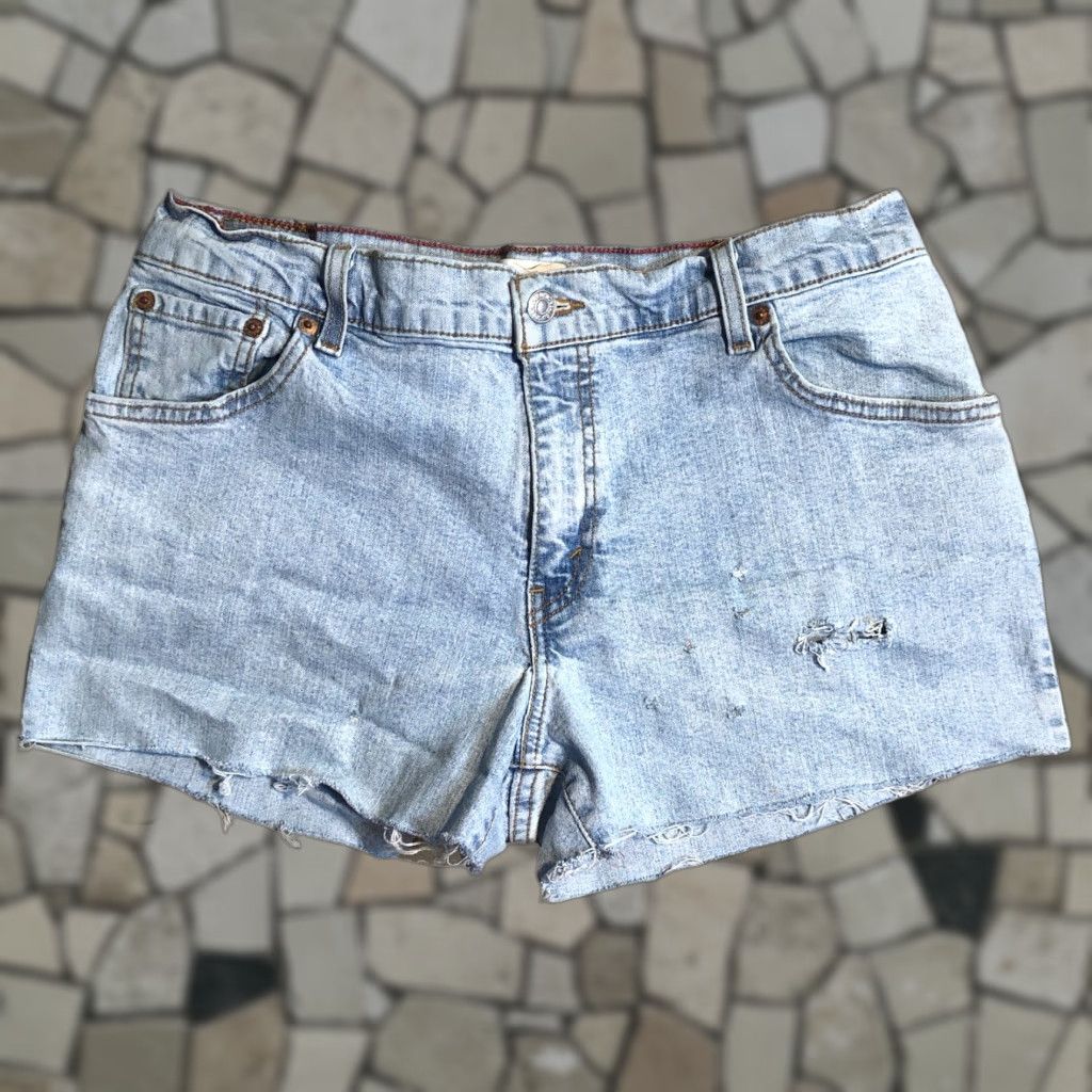 Levi's VINTAGE Levi's 550 Relaxed Denim Cut-Off Shorts Womens 12 Blue Distressed Raw Hem 90s 5-Pocket Jeans, Casual Size 34" / US 12 / IT 48 - 1 Thumbnail