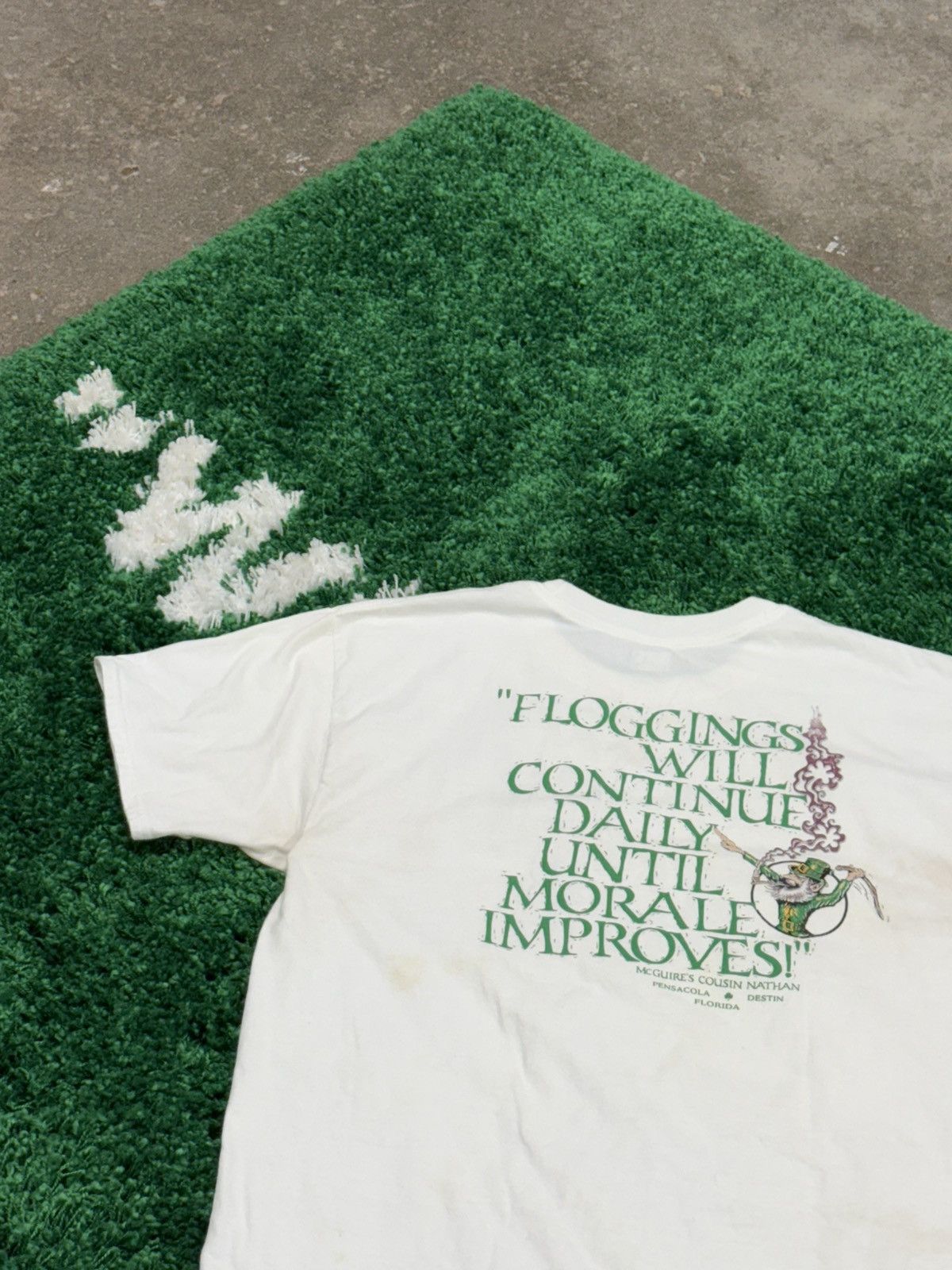 Vintage Vintage McGuire's Irish Pub Floggins Tee Lepurcan White Bar Size US L / EU 52-54 / 3 - 3 Thumbnail
