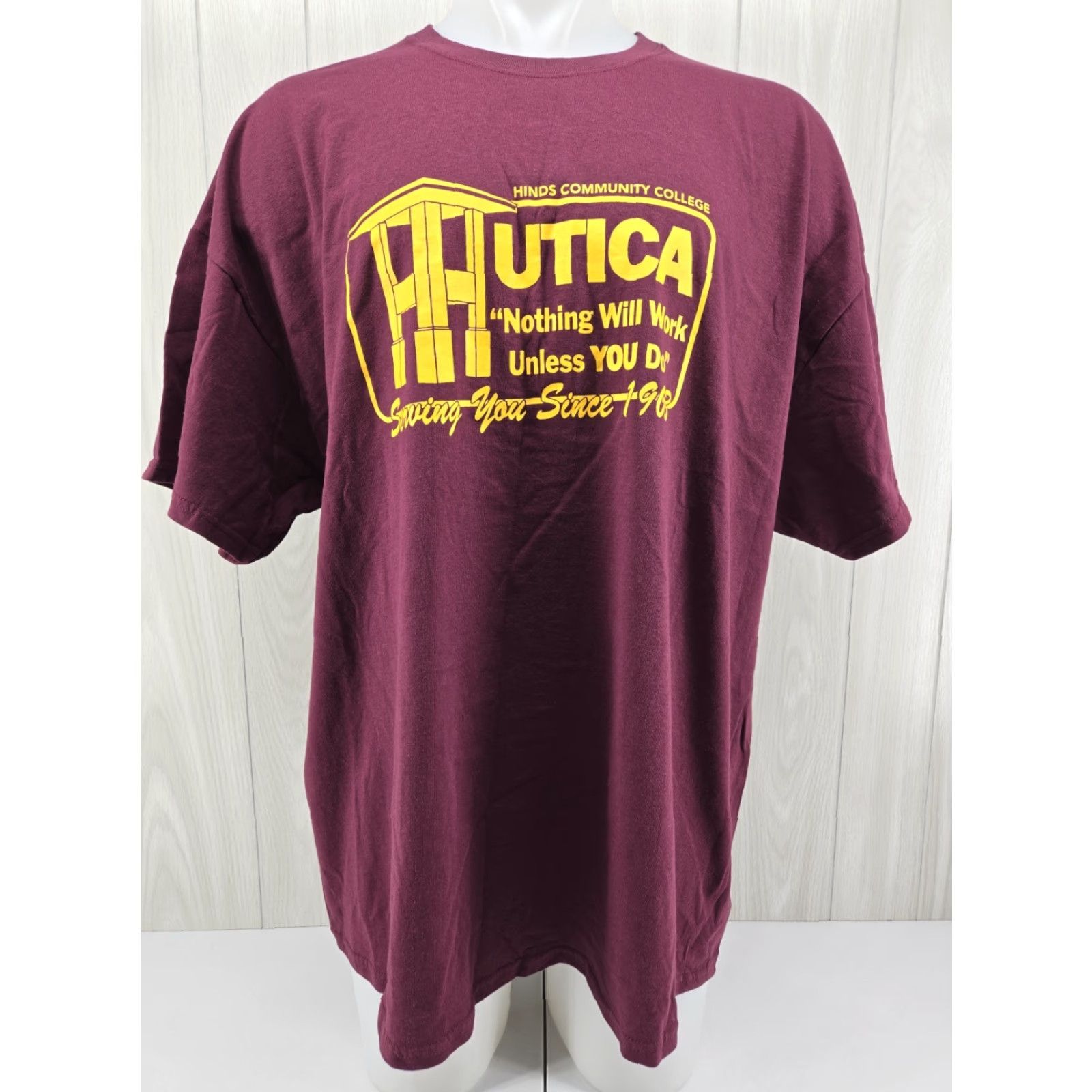 Gildan VINTAGE Gildan HINDS COMMUNITY COLLEGE Maroon T-Shirt Mens 3XL Crew Neck Short Sleeve Logo Knit Cotton Size US XXL / EU 58 / 5 - 2 Thumbnail