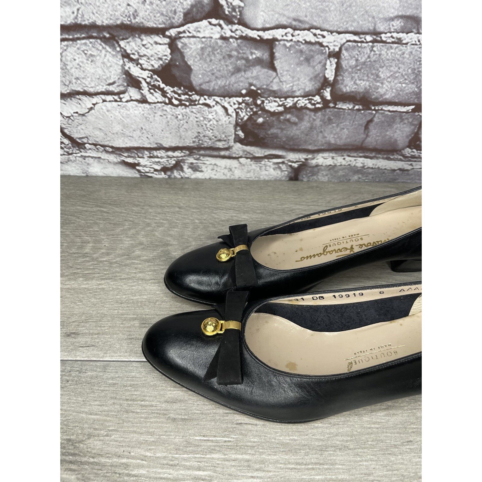 Salvatore Ferragamo Salvatore Ferragamo Black Leather Gold Bow Designer VTG Heel Size US 6 / IT 36 - 19 Thumbnail