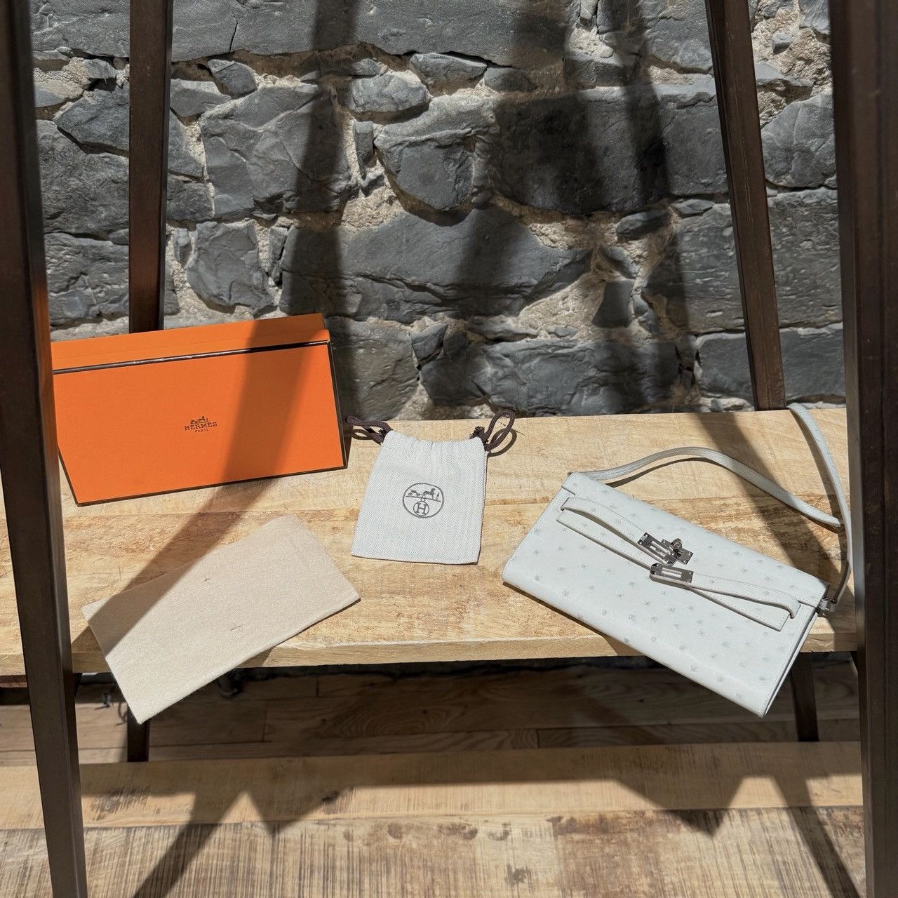 Hermes Hermès 2023 Gris Perle Ostrich Kelly To Go Wallet On Strap Size ONE SIZE - 18 Thumbnail