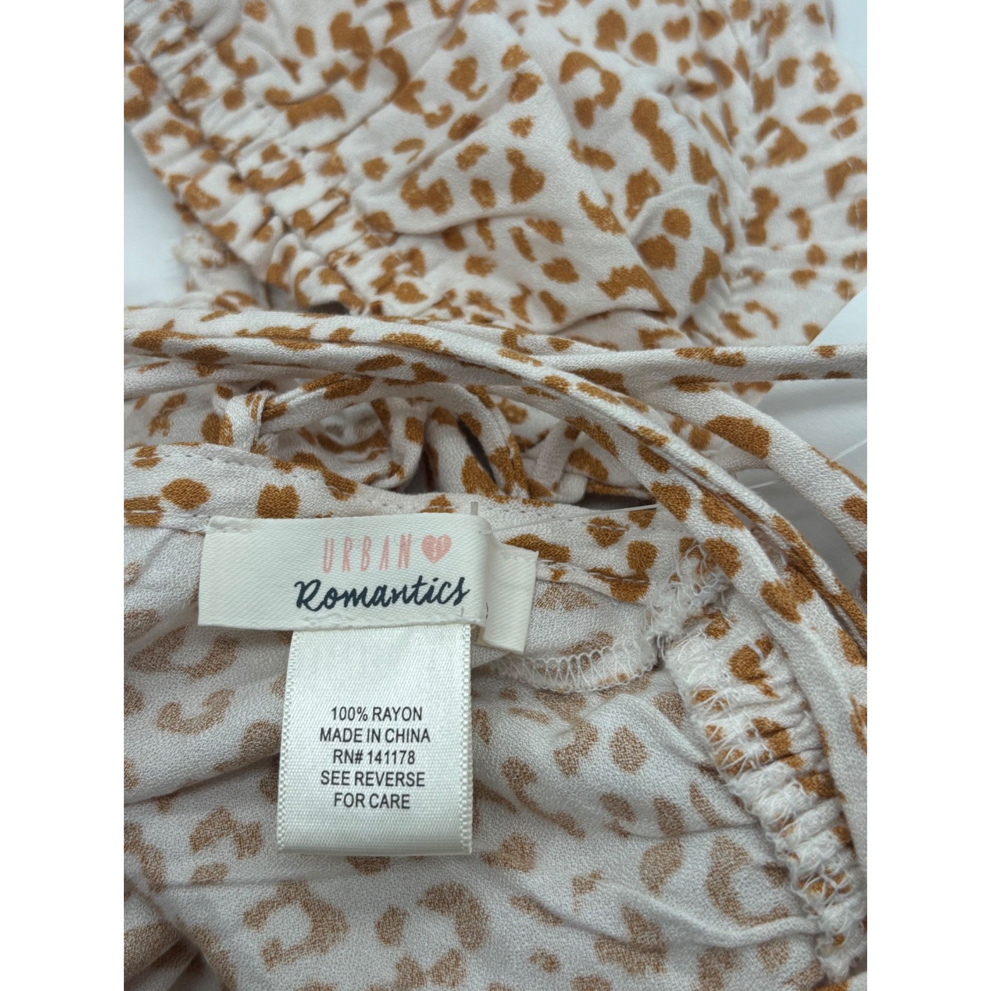 Other Urban Romantics Tie-Back, puff sleeve Printed Crop Top, Ivor Size S / US 4 / IT 40 - 7 Thumbnail