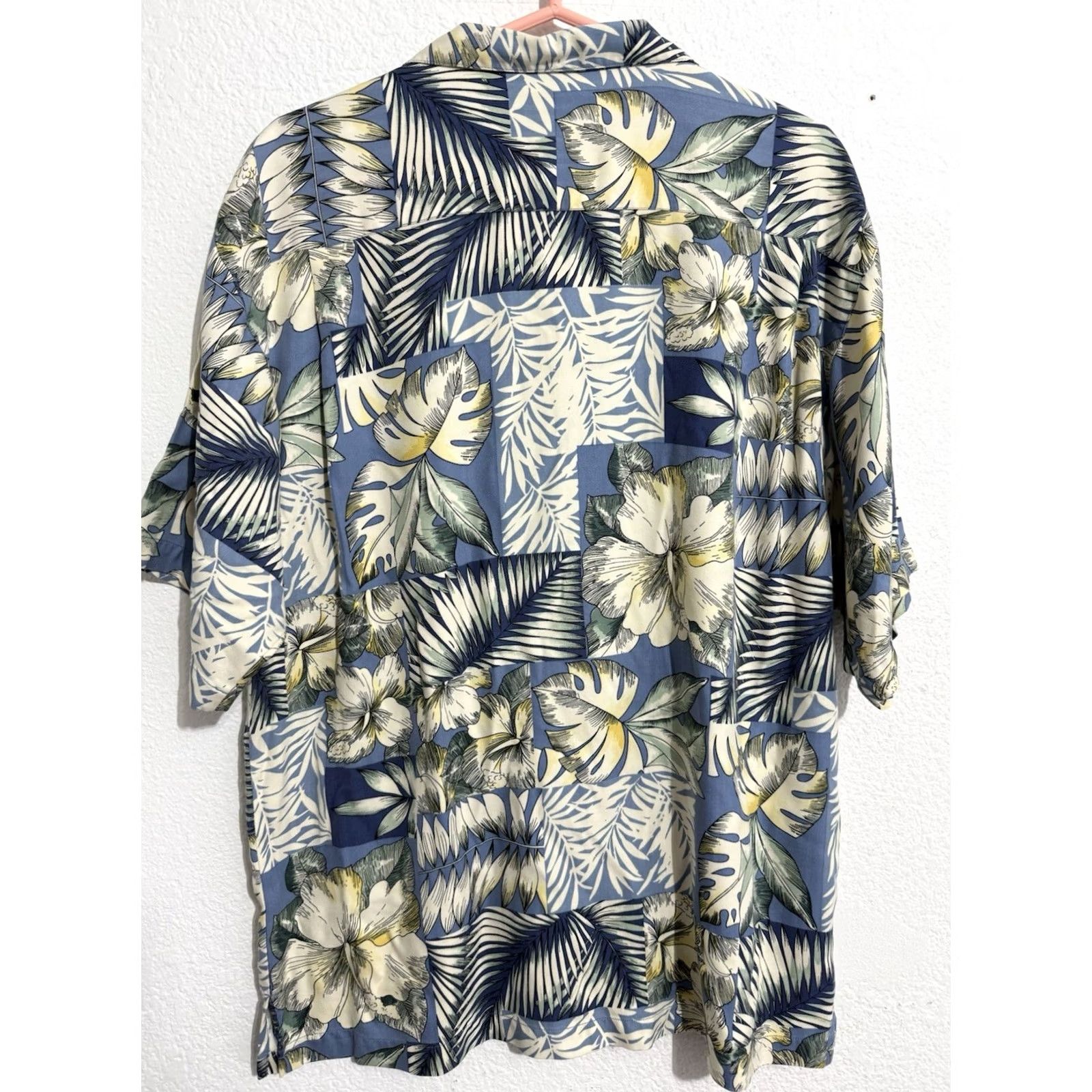 Tommy Bahama Tommy Bahama Hawaiian Shirt Mens L Silk Blue Floral Button-Up Camp Size US L / EU 52-54 / 3 - 6 Thumbnail