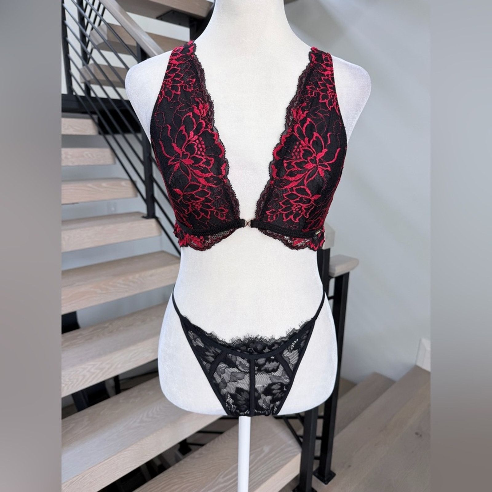 la Vie en Rose Black and Red Lace Plunge Bralette & Lace Brief Set size S Size ONE SIZE - 1 Thumbnail