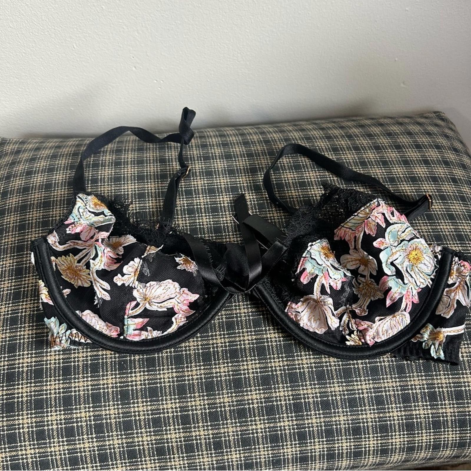 Other Victoria's Secret Black Floral Lace Underwire Bra 32D Size ONE SIZE - 1 Thumbnail