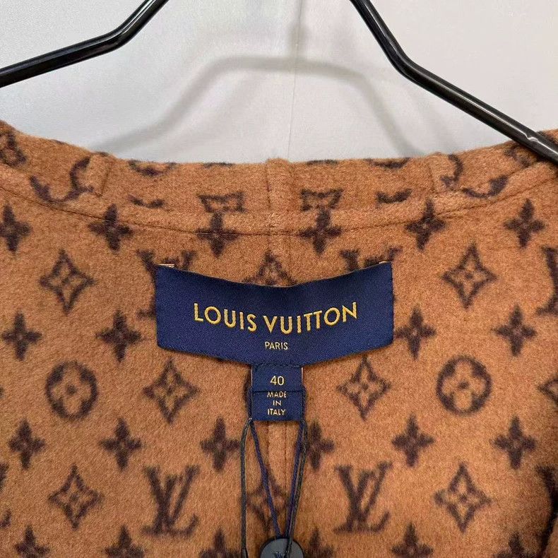 Louis Vuitton Louis Vuitton Cloak coat with full print inside coat Size S / US 4 / IT 40 - 7 Thumbnail