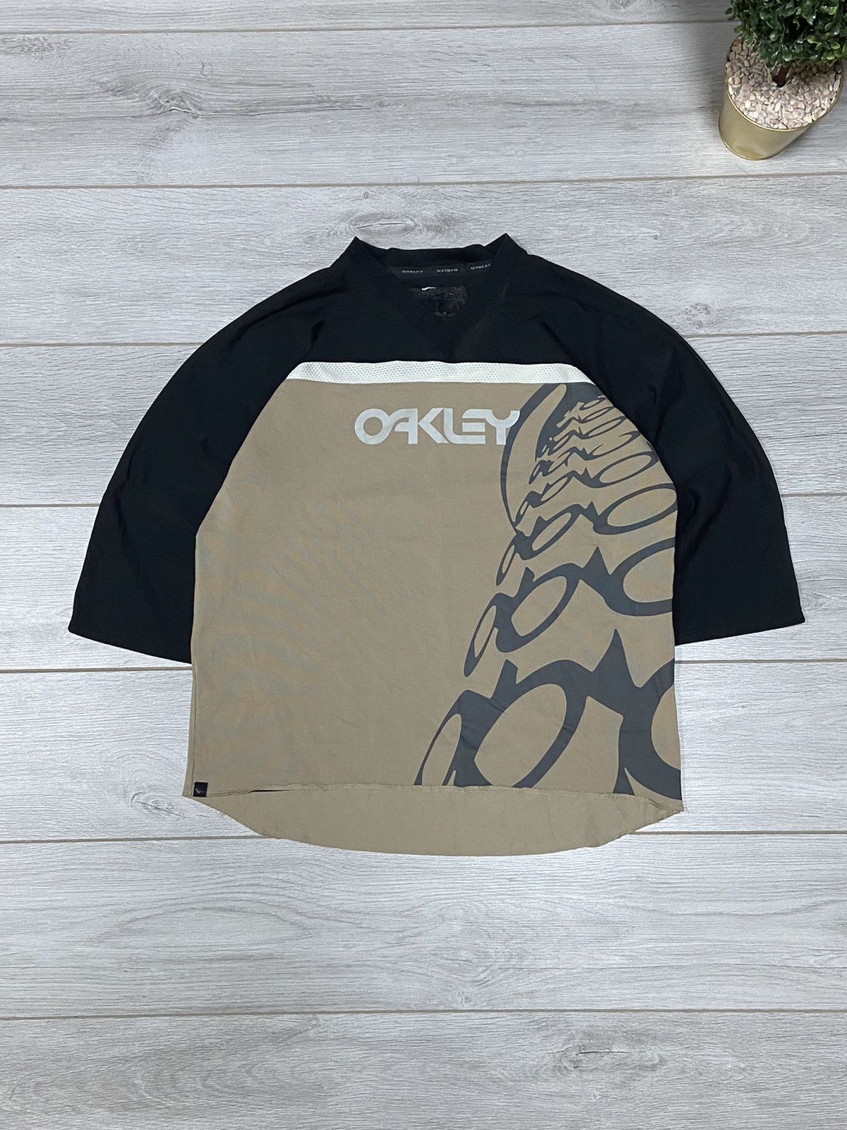 Vintage Oakley monogram over print big logo t-shirt 1/3 long Size US L / EU 52-54 / 3 - 1 Thumbnail