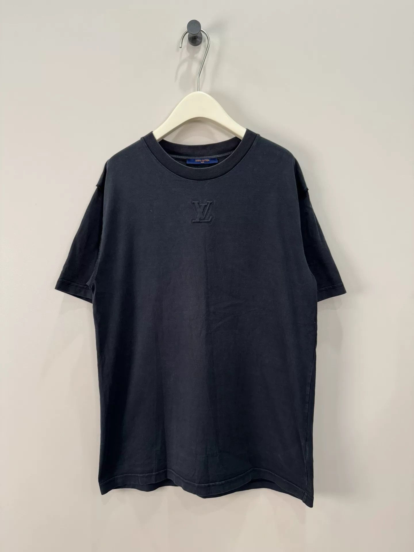 Louis Vuitton louis vuitton embossed logo black t-shirt xl Size US XL / EU 56 / 4 - 1 Thumbnail