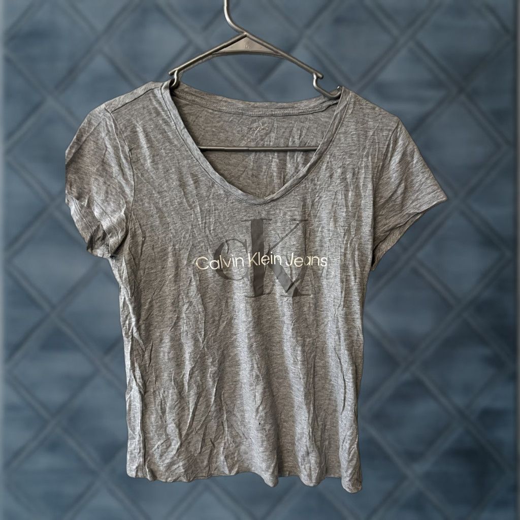 Vintage Calvin Klein T-Shirt Women S Gray V-Neck Short Sleeve Basic Shirt Ladies Shirt Gray V-Neck CK Collection S Womens Size S / US 4 / IT 40 - 1 Thumbnail