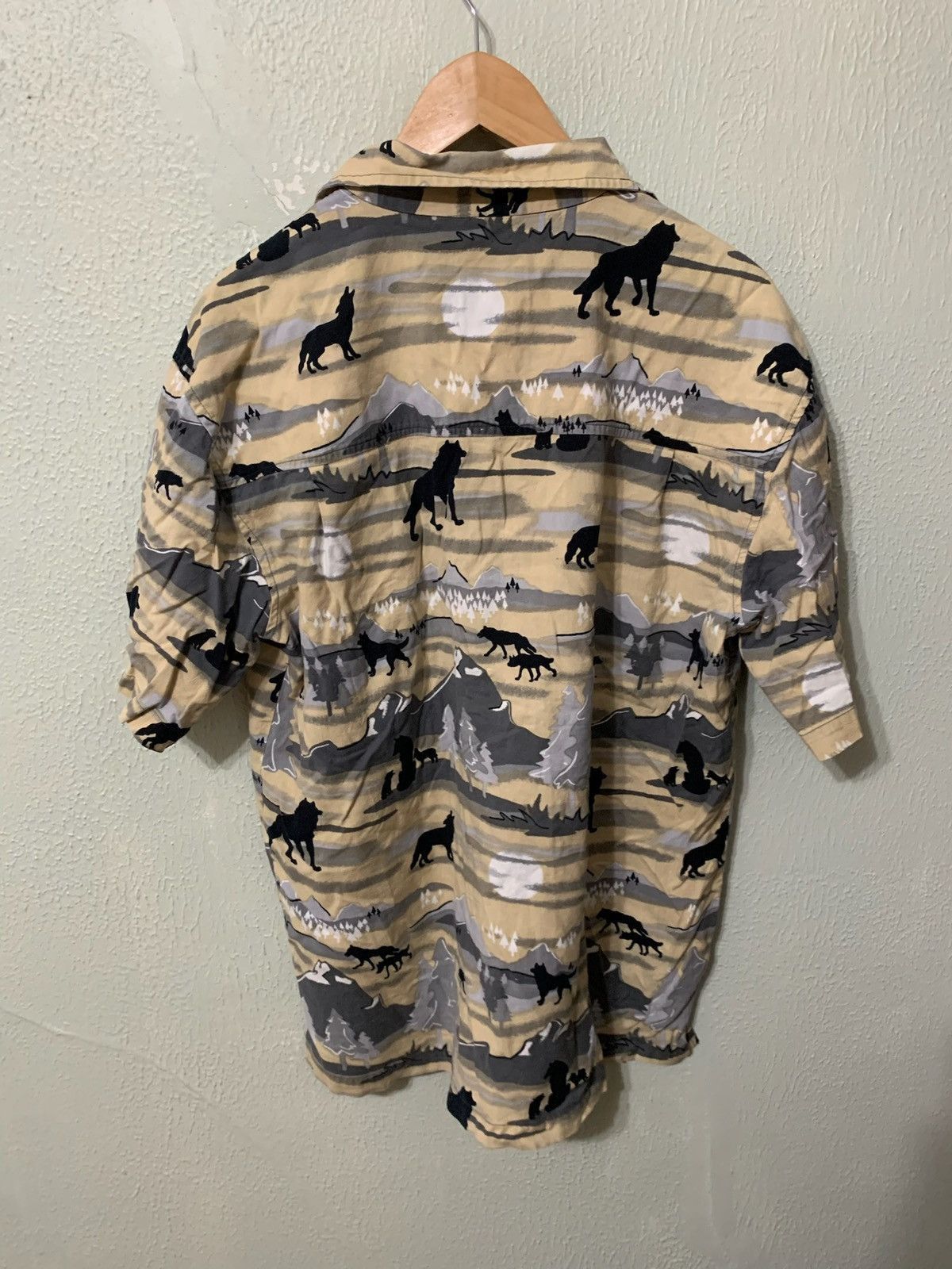 Vintage Vintage Howling Wolves Button-Up Shirt Size US L / EU 52-54 / 3 - 1 Thumbnail